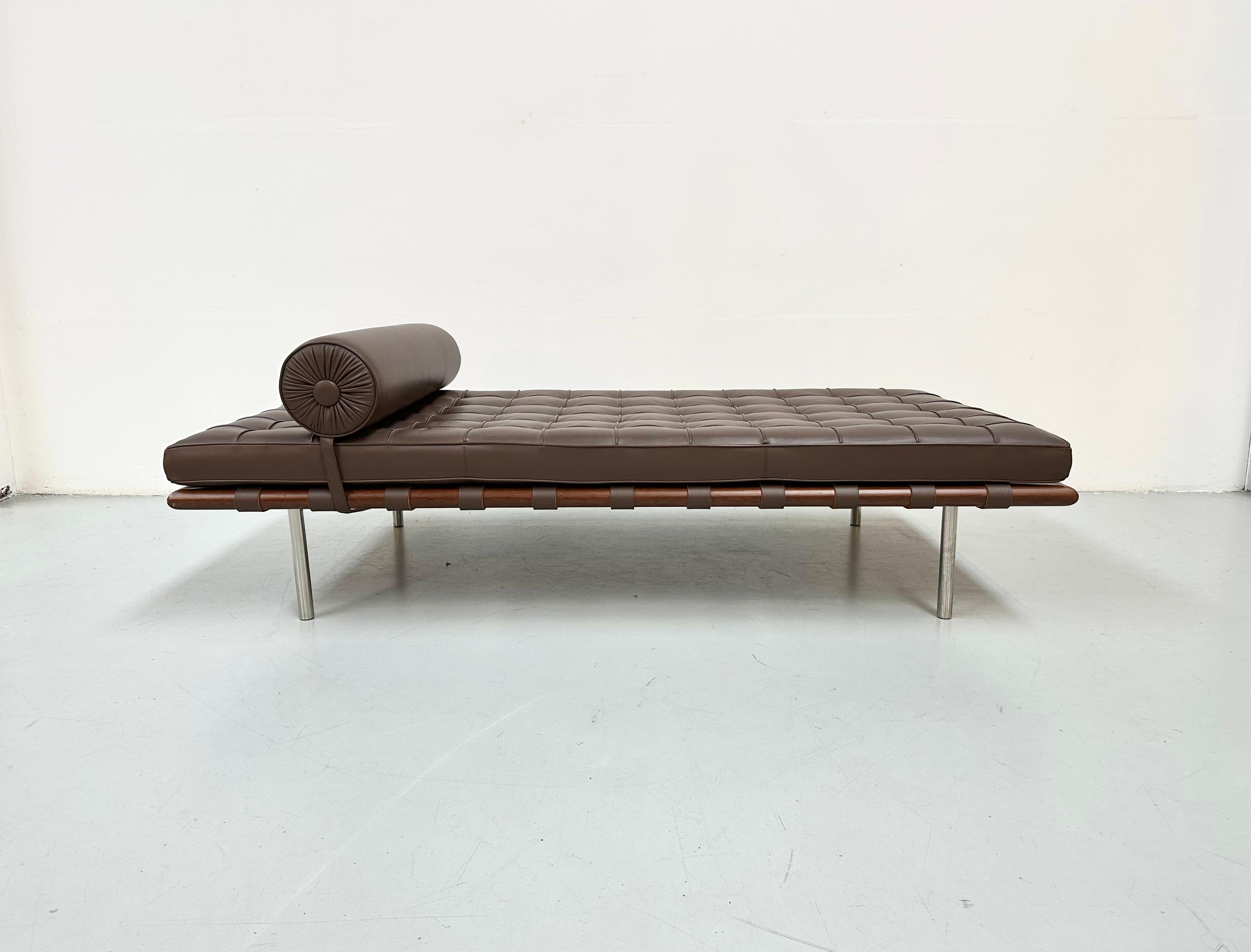 Barcelona Daybed in Brown Leather by Ludwig Mies van der Rohe for Knoll, 1980s. For Sale 6