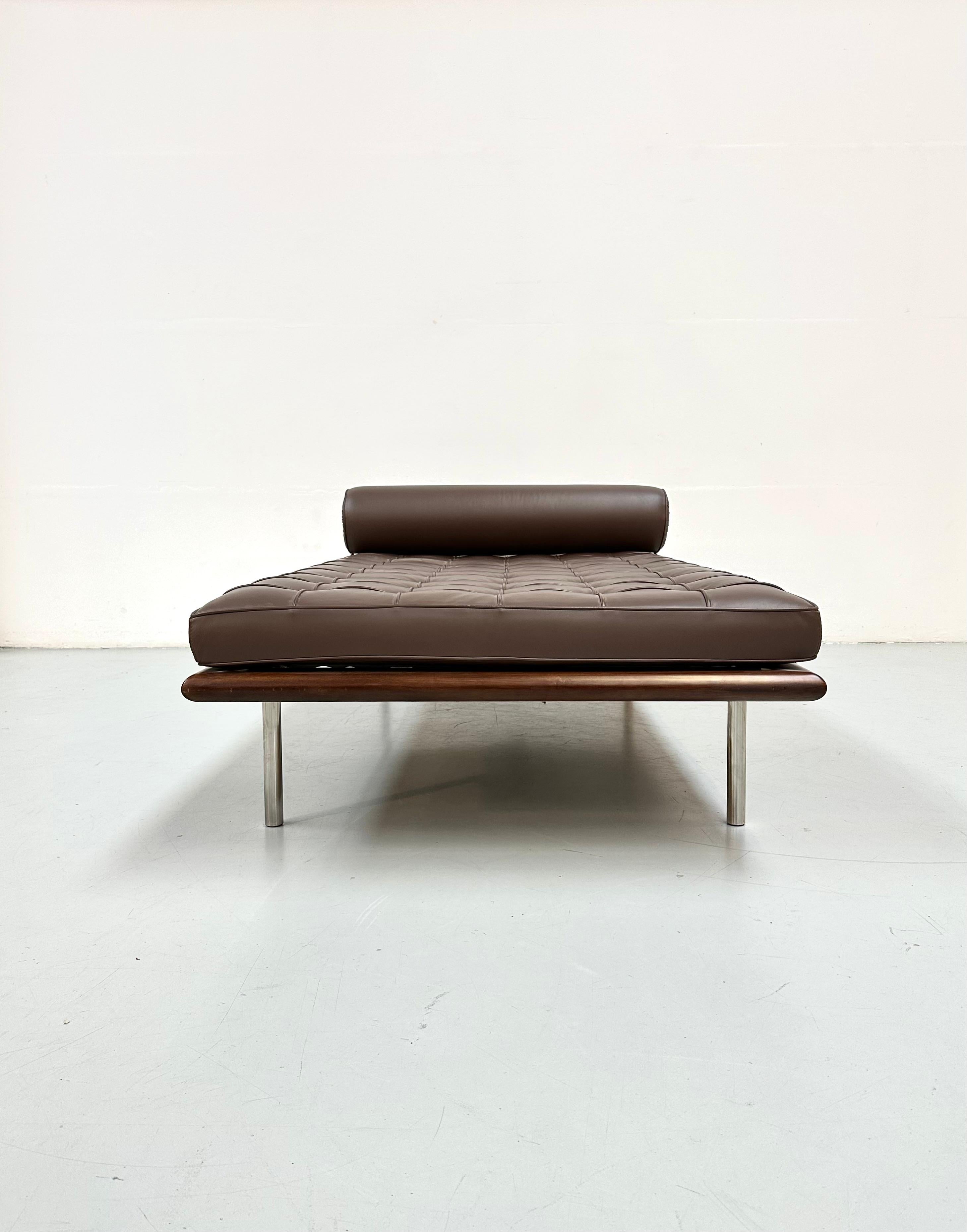 Barcelona Daybed in Brown Leather by Ludwig Mies van der Rohe for Knoll, 1980s. For Sale 7