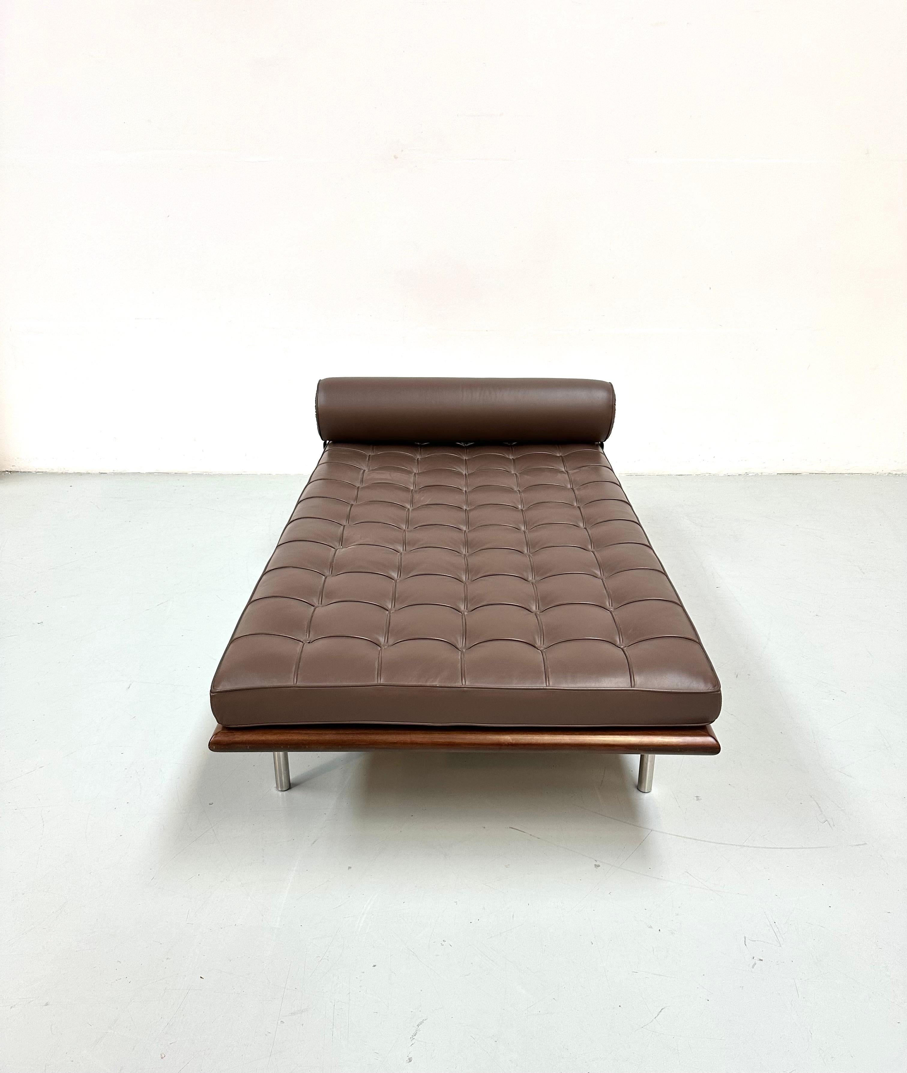 Barcelona Daybed in Brown Leather by Ludwig Mies van der Rohe for Knoll, 1980s. For Sale 8