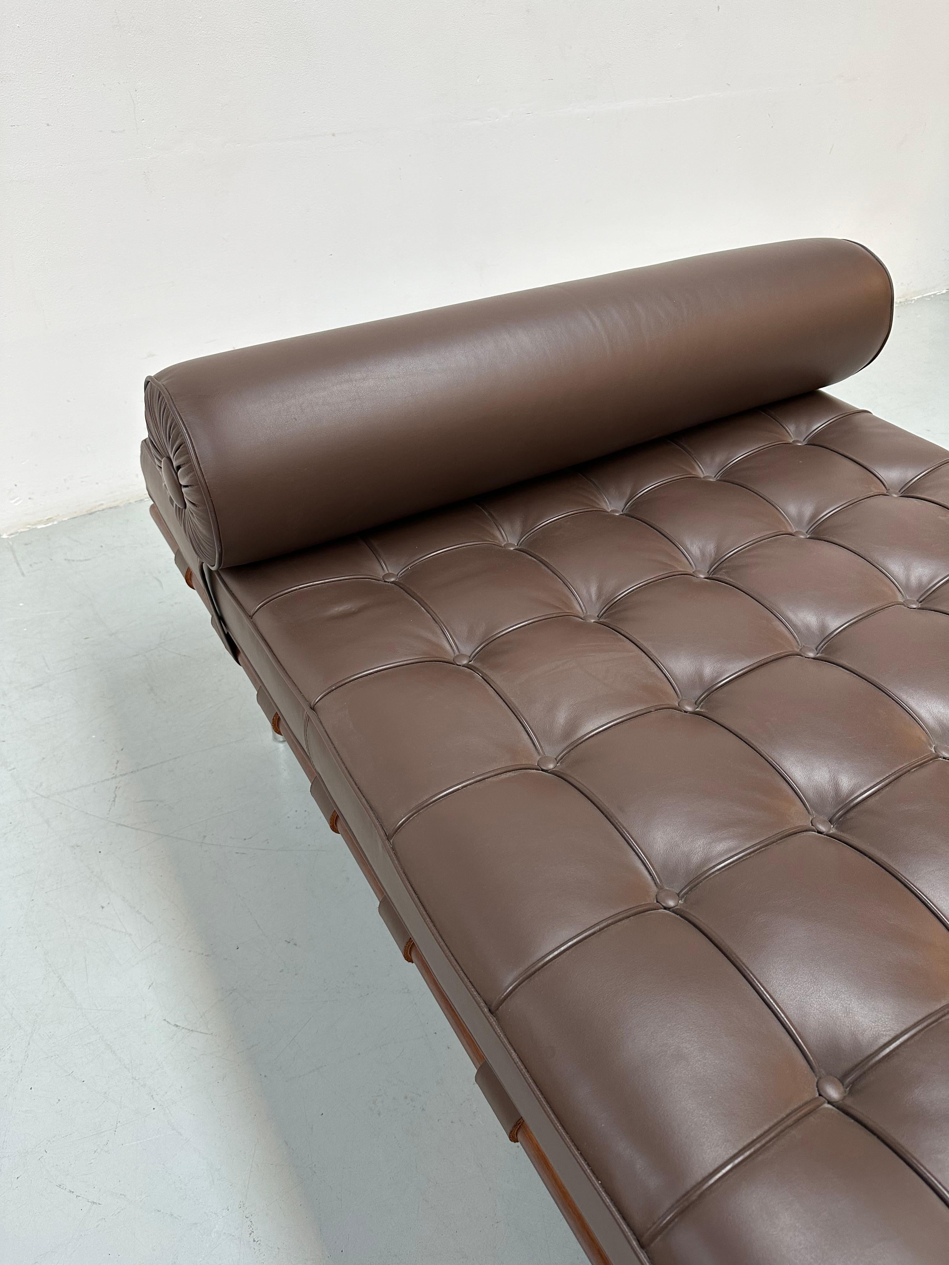 Barcelona Daybed in Brown Leather by Ludwig Mies van der Rohe for Knoll, 1980s. For Sale 9