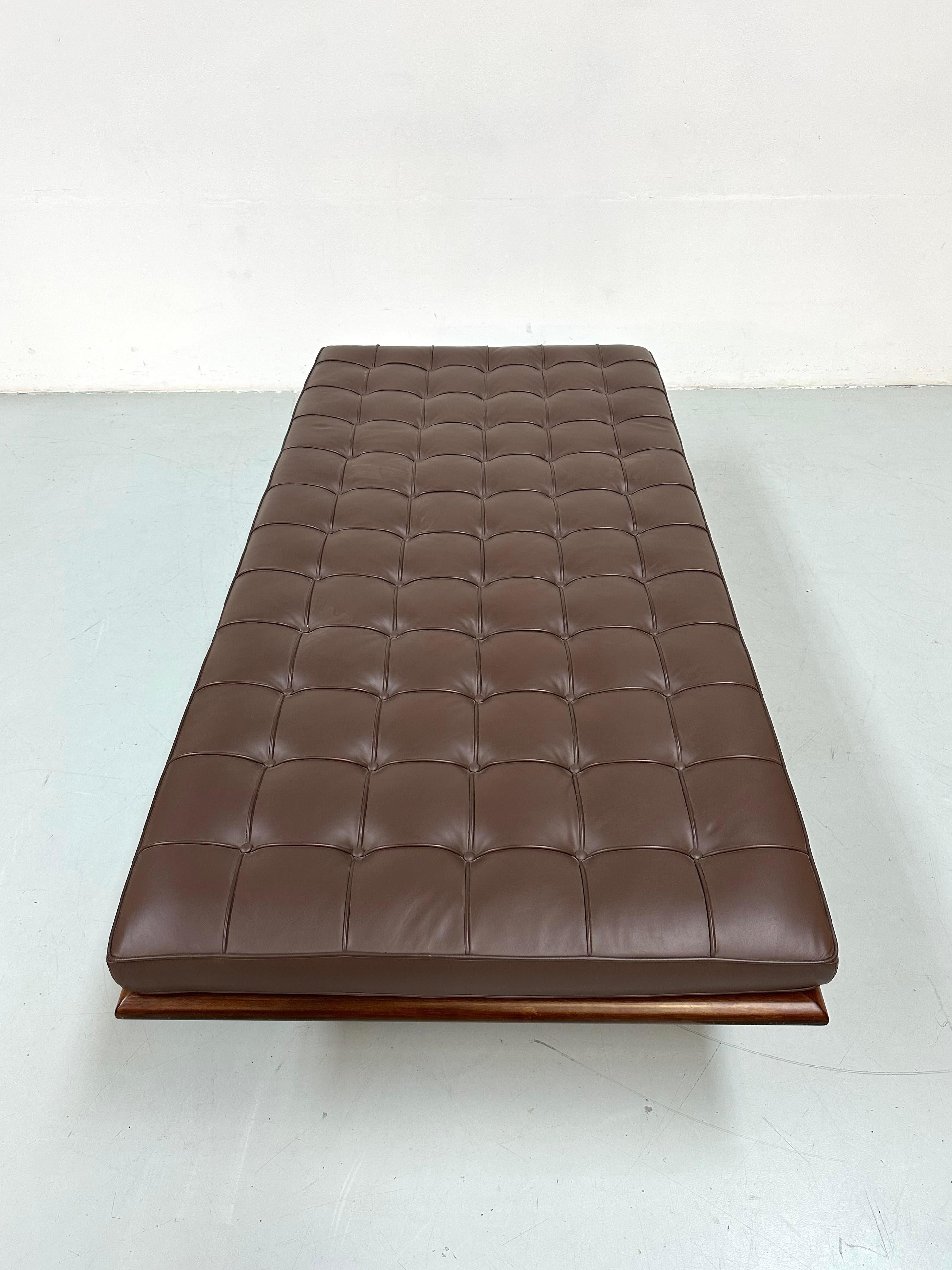 Barcelona Daybed in Brown Leather by Ludwig Mies van der Rohe for Knoll, 1980s. For Sale 10