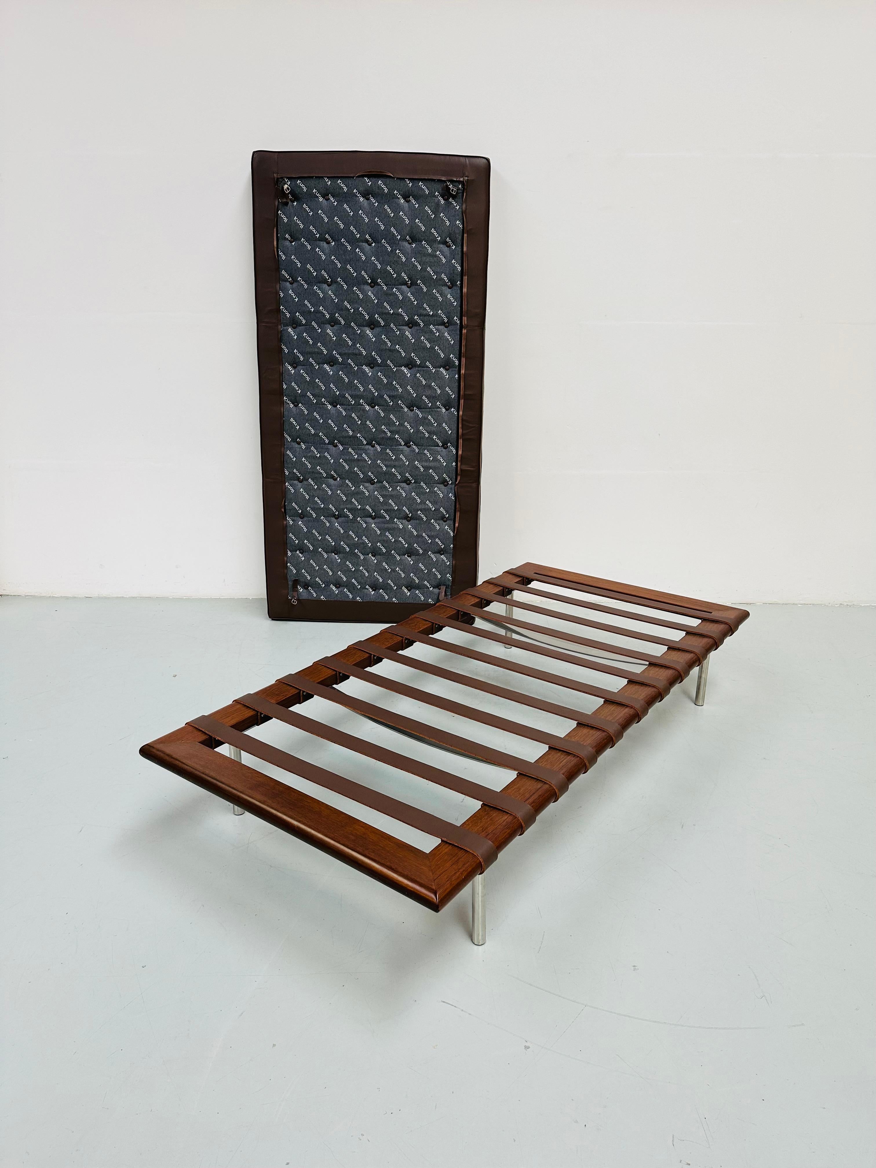 Barcelona Daybed in Brown Leather by Ludwig Mies van der Rohe for Knoll, 1980s. For Sale 11