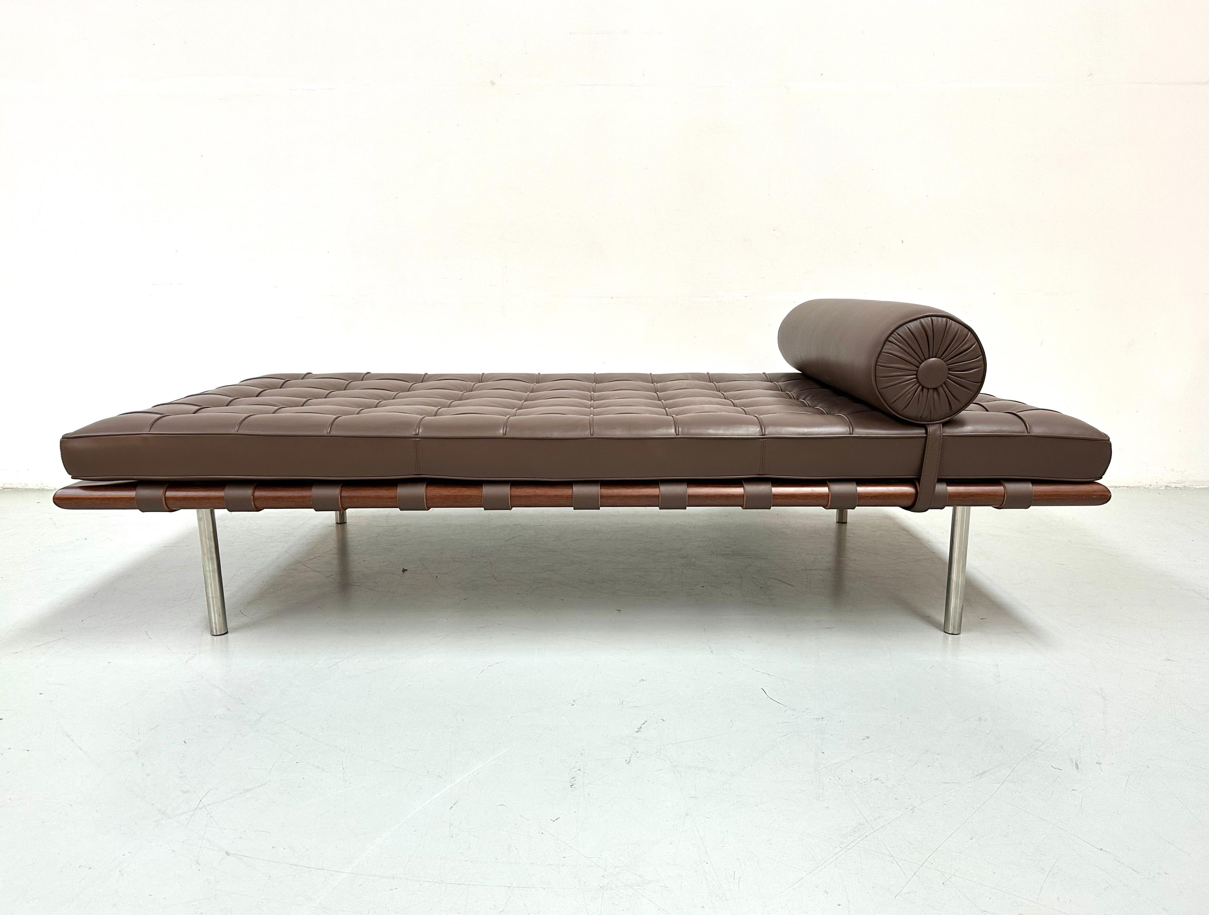 This iconic Knoll Studio Barcelona daybed was designed by Ludwig Mies van der Rohe in 1930. Just like the Barcelona chair, the daybed is characterized by a high degree of detail. Each of the 72 pockets is hand-hemmed and fitted with buttons, all
