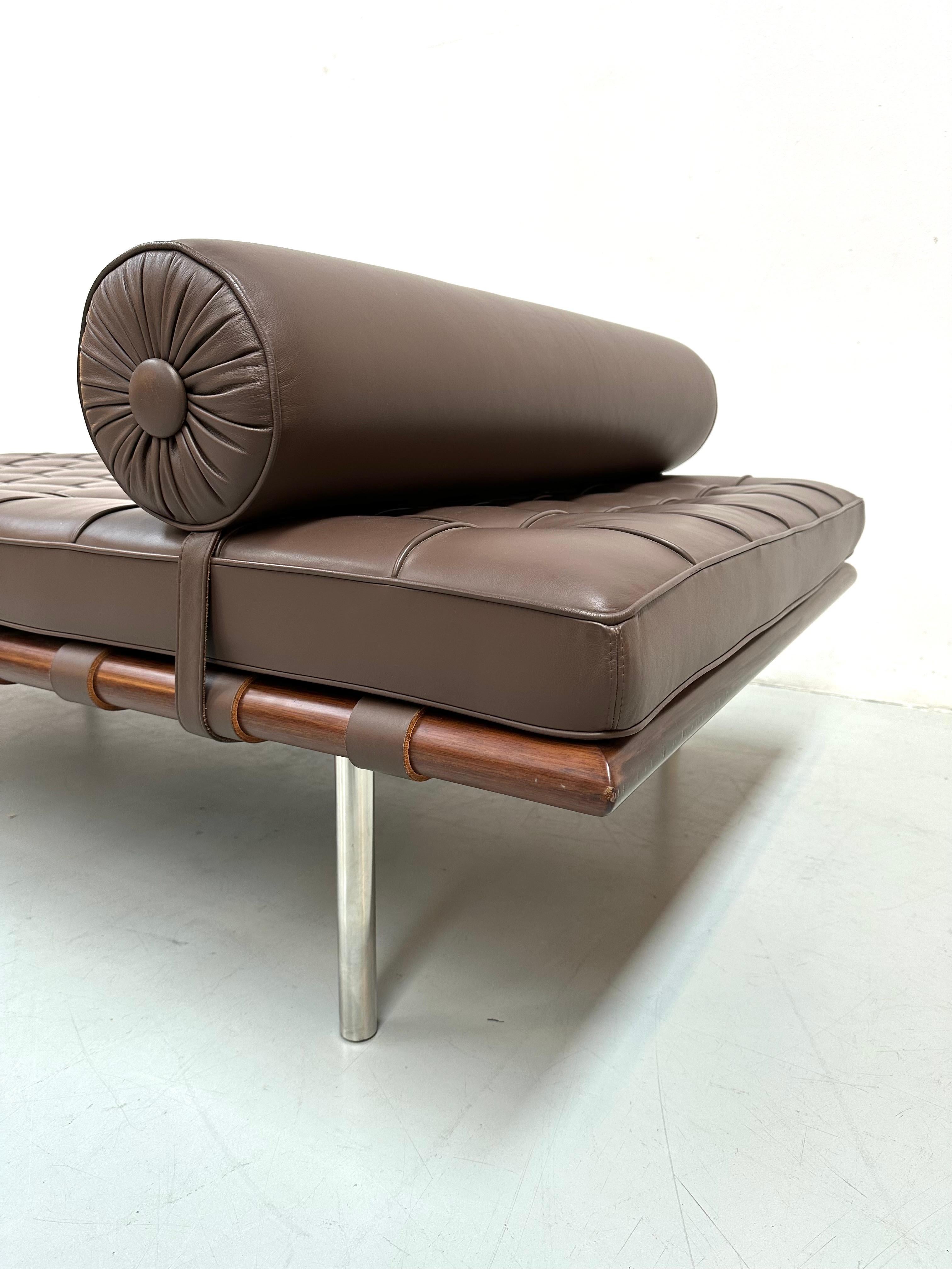 Mid-Century Modern Barcelona Daybed in Brown Leather by Ludwig Mies van der Rohe for Knoll, 1980s. For Sale