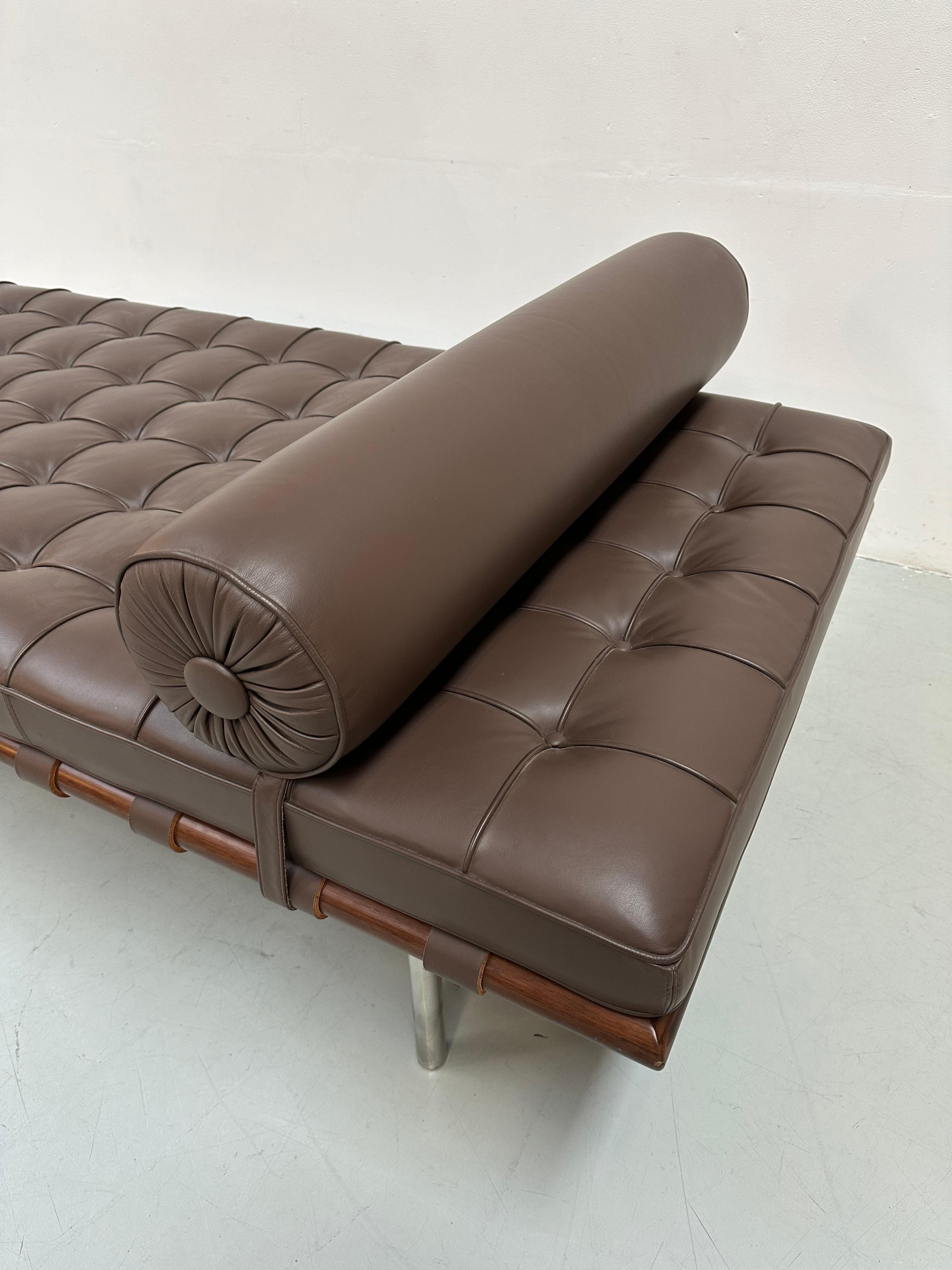 Barcelona Daybed in Brown Leather by Ludwig Mies van der Rohe for Knoll, 1980s. In Good Condition For Sale In Eindhoven, Noord Brabant