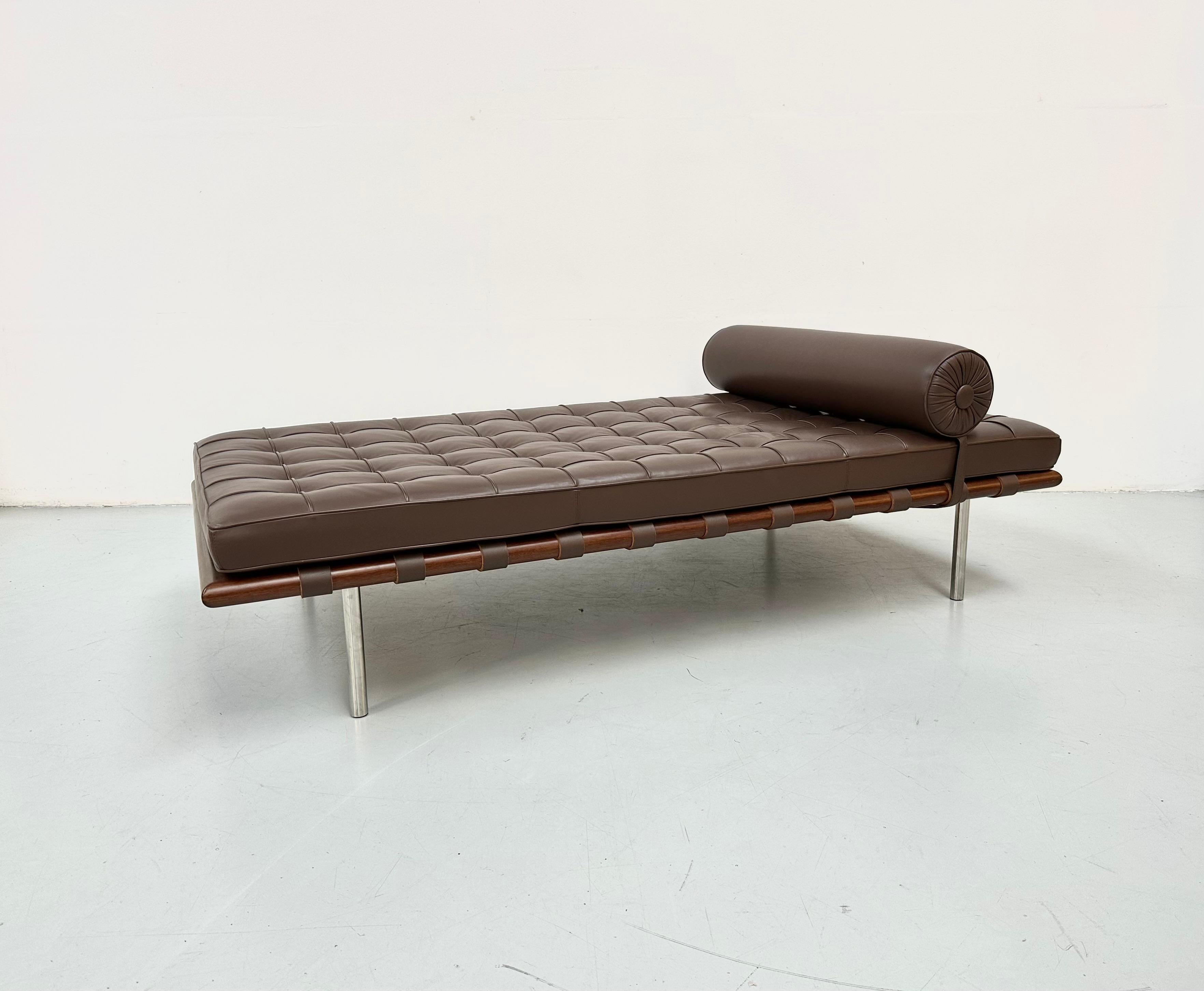 20th Century Barcelona Daybed in Brown Leather by Ludwig Mies van der Rohe for Knoll, 1980s. For Sale