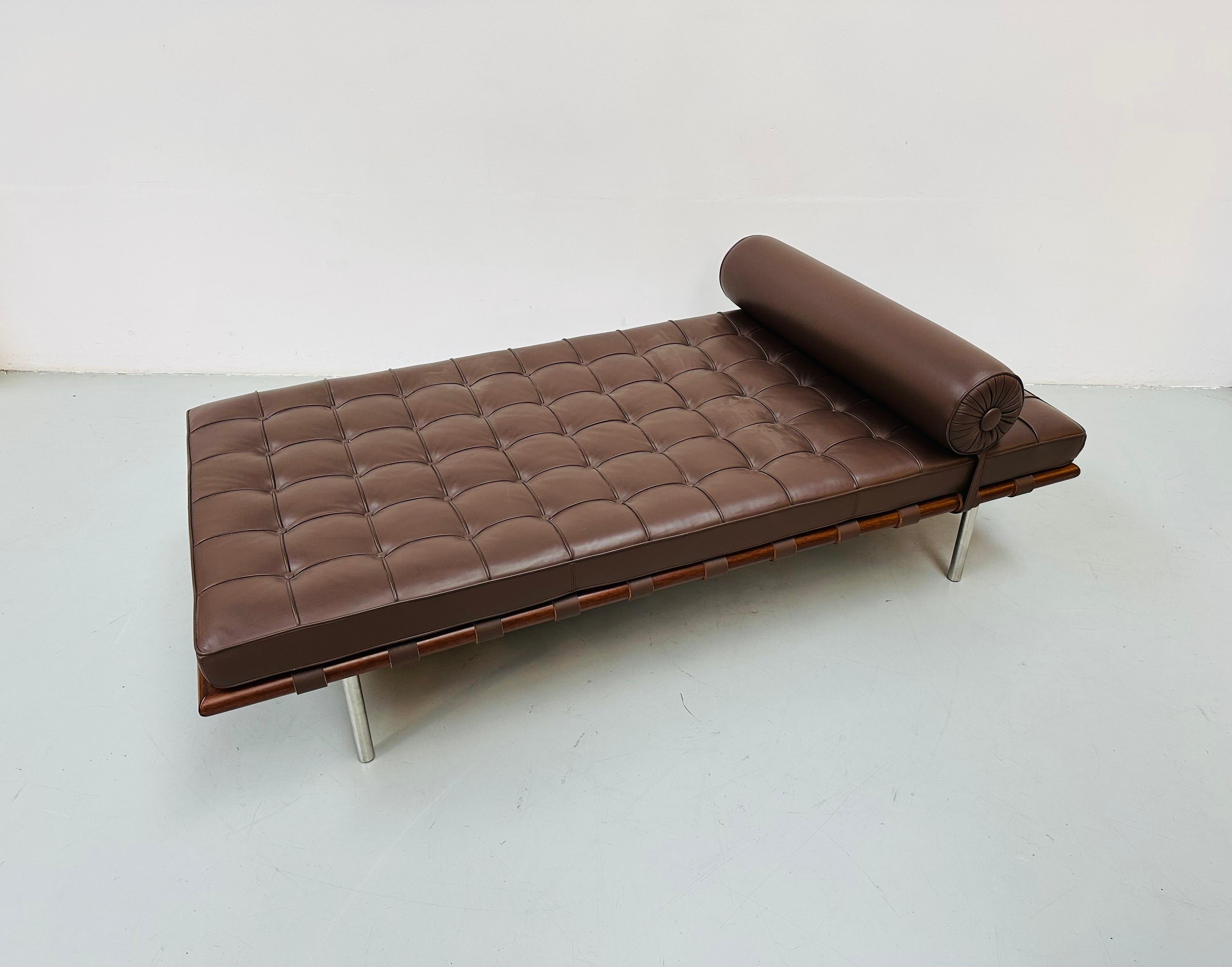 Barcelona Daybed in Brown Leather by Ludwig Mies van der Rohe for Knoll, 1980s. For Sale 1