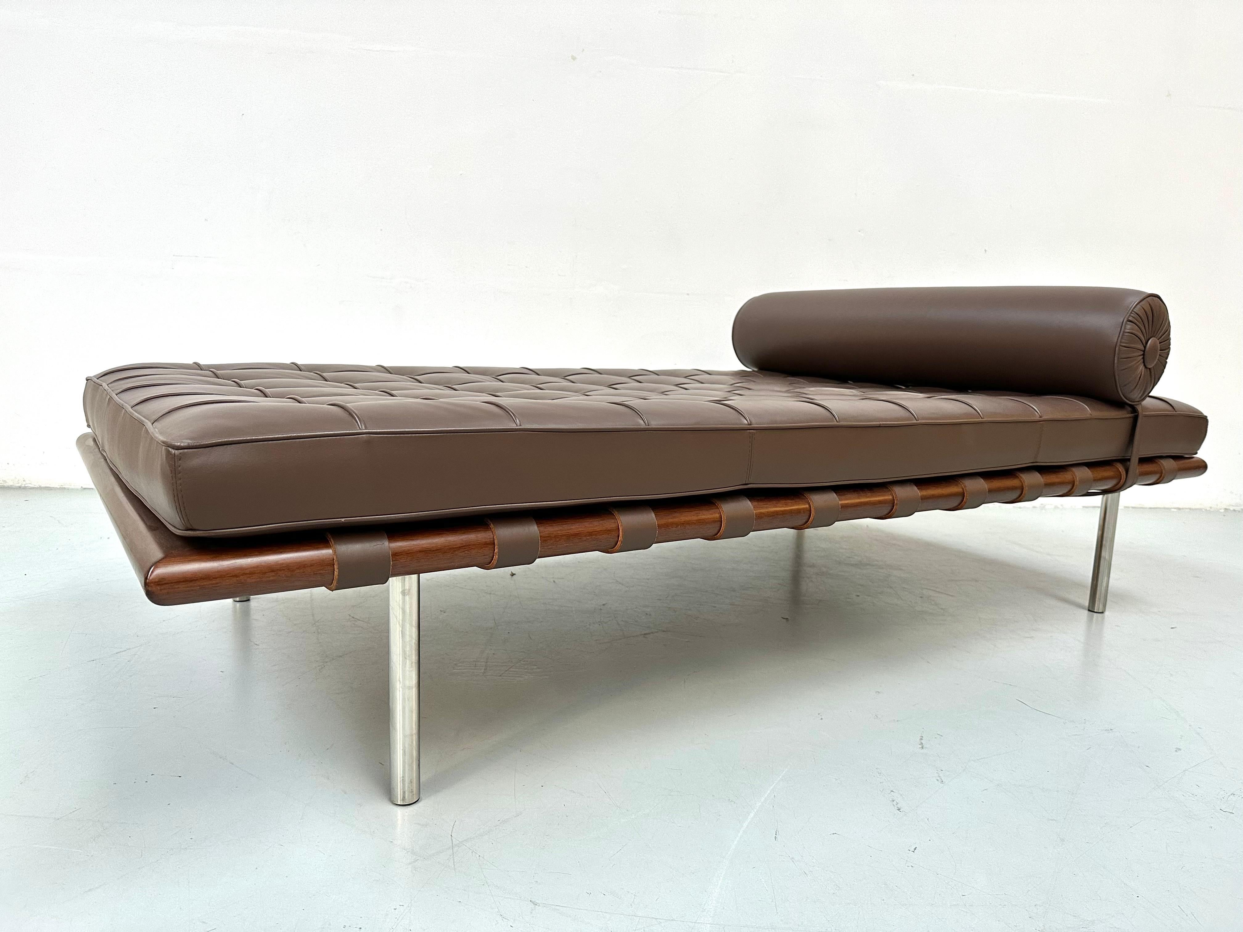 Barcelona Daybed in Brown Leather by Ludwig Mies van der Rohe for Knoll, 1980s. For Sale 2