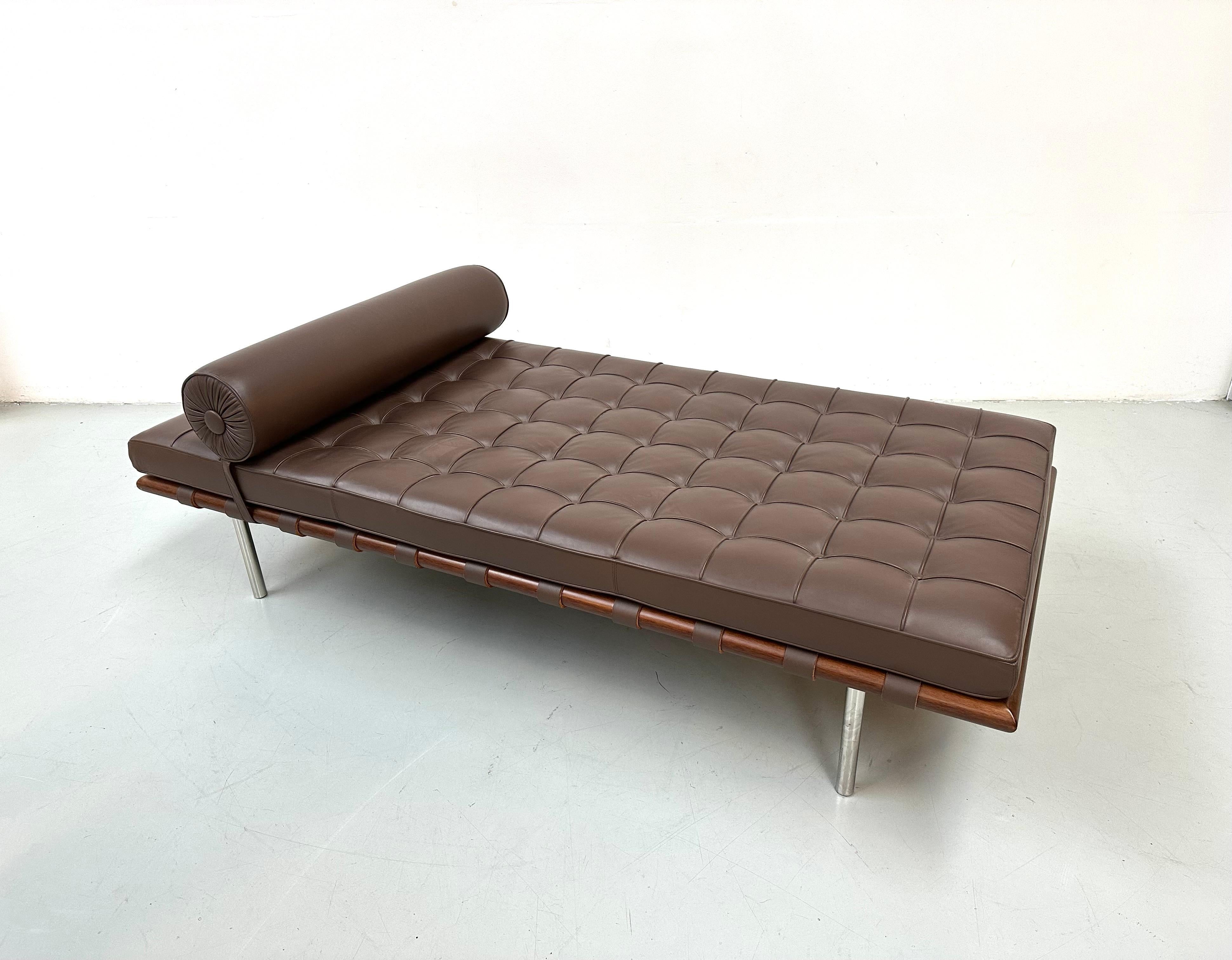 Barcelona Daybed in Brown Leather by Ludwig Mies van der Rohe for Knoll, 1980s. For Sale 3