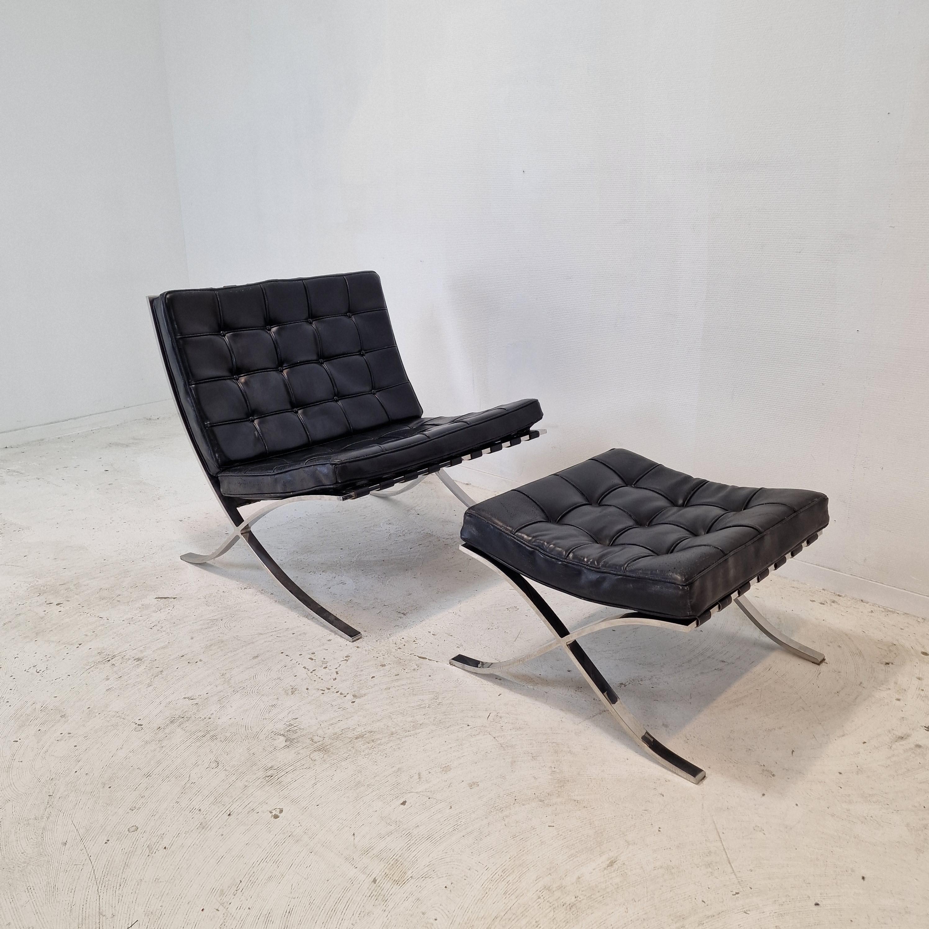 Sehr schöner Barcelona-Stuhl mit Ottomane von Mies van der Rohe, hergestellt in den 70er Jahren von Knoll.

Hergestellt aus schwarzem Leder mit einem sehr soliden polierten Edelstahlrahmen.

Die schwarze Lederpolsterung ist in gebrauchtem Zustand