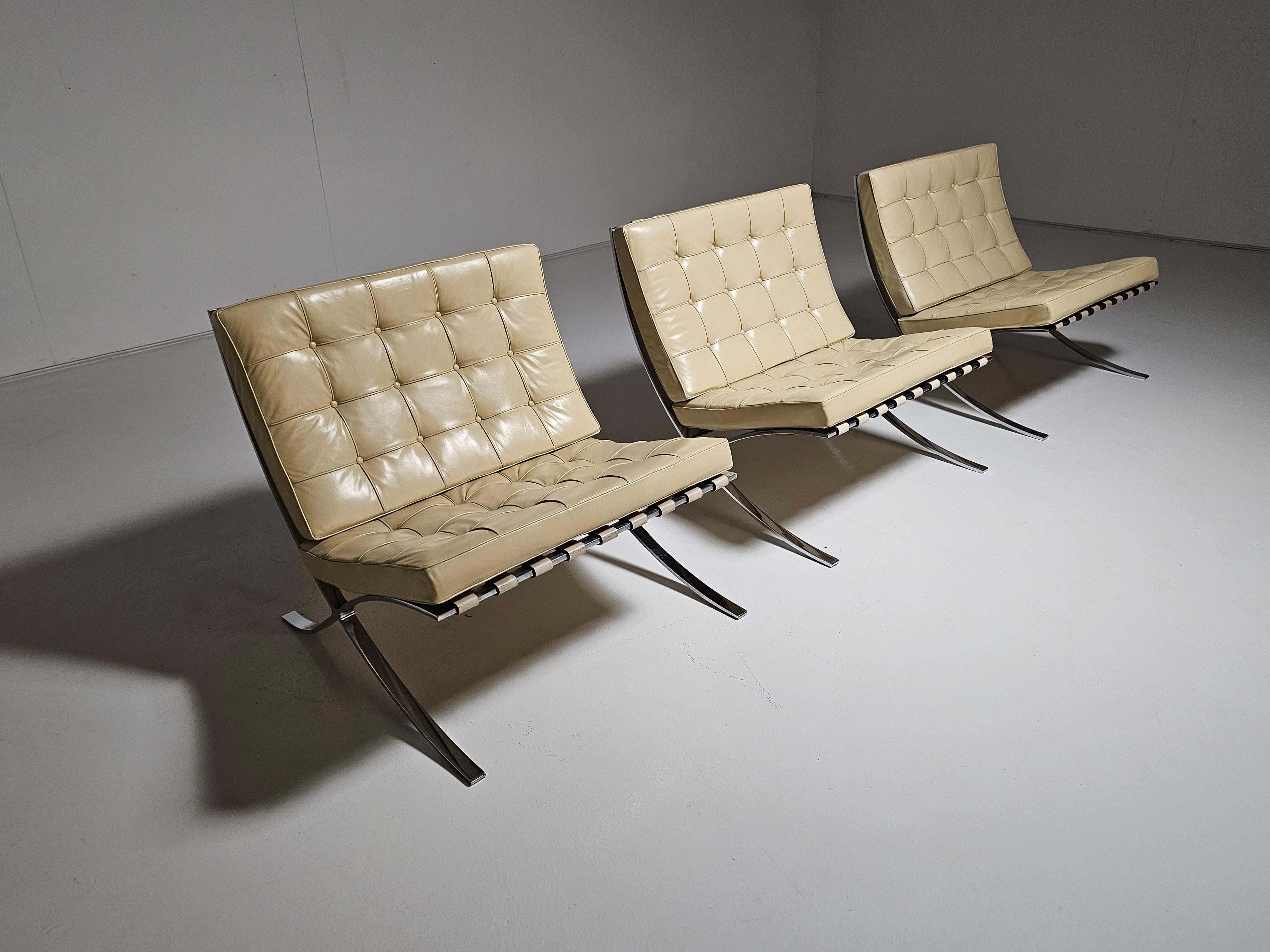 Frühe Ausgabe der Barcelona-Stühle in cremefarbenem Leder, Mies van der Rohe, Knoll International

Ursprünglich 1926 für die Weltausstellung entworfen, wurde der Barcelona-Stuhl 1950 von einem zweiteiligen, verschraubten Gestell auf ein einzelnes