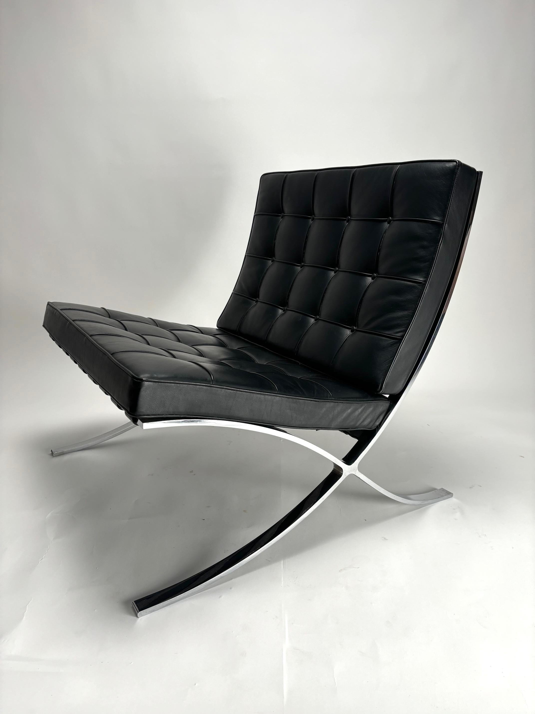 Sedie Barcelona in pelle nera, prima edizione, Mies van der Rohe, Knoll International 

 Progettata originariamente nel 1926 per l'Esposizione Internazionale, la sedia Barcelona è stata riconfigurata nel 1950 passando da una struttura in due parti