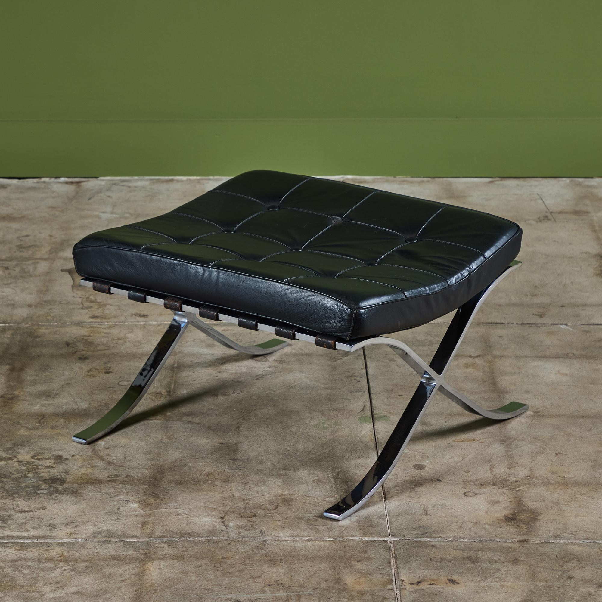 Der ikonische Barcelona-Hocker von Ludwig Mies van der Rohe für Knoll International, ca. 1970er Jahre, USA. Die Ottomane hat einen X-förmigen Sockel mit polierter Chromoberfläche. Das Kissen hat ein schwarzes, getuftetes