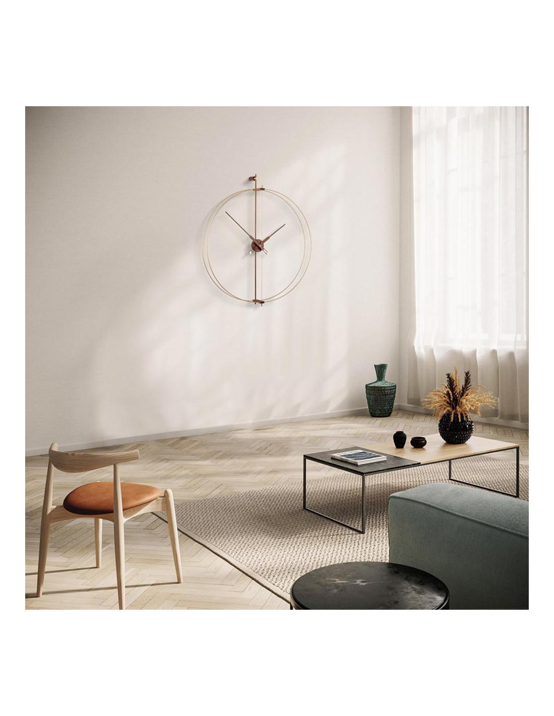 The modern Barcelona Premium watch incorporates a more glamorous point in its design, and stands out for the brass finish of its double fiberglass ring.
Barcelona Premium wall clock : Rings in brass finish or in black fiberglass , hands and central