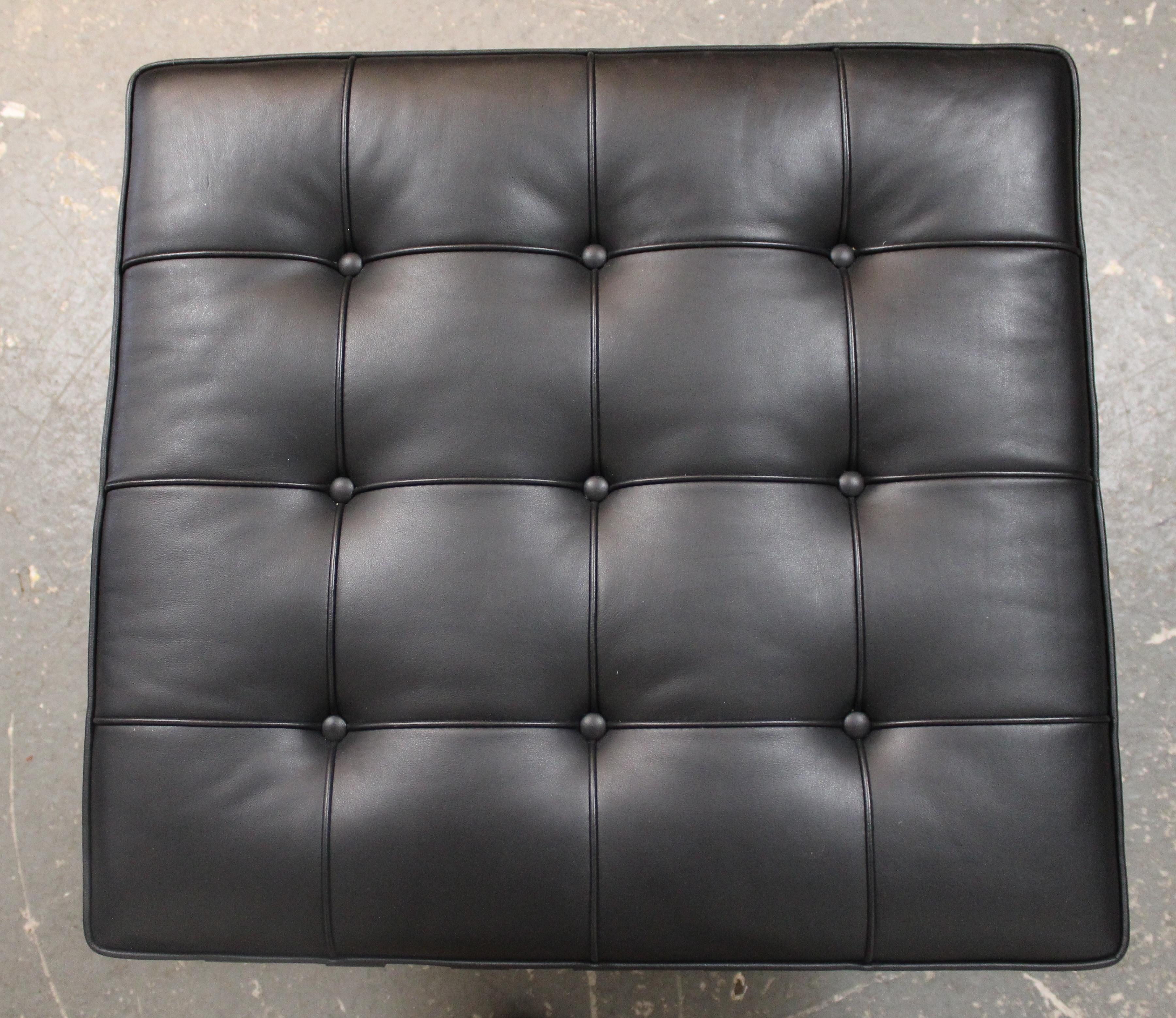 ¡Pon los pies sobre un diseño icónico de mediados de siglo!
Creada por Ludwig Mies van der Rohe en 1929 para acompañar a su silla Barceloa. La estructura de metal esculpido en cromo pulido se acentúa con el cojín de cuero negro con botones