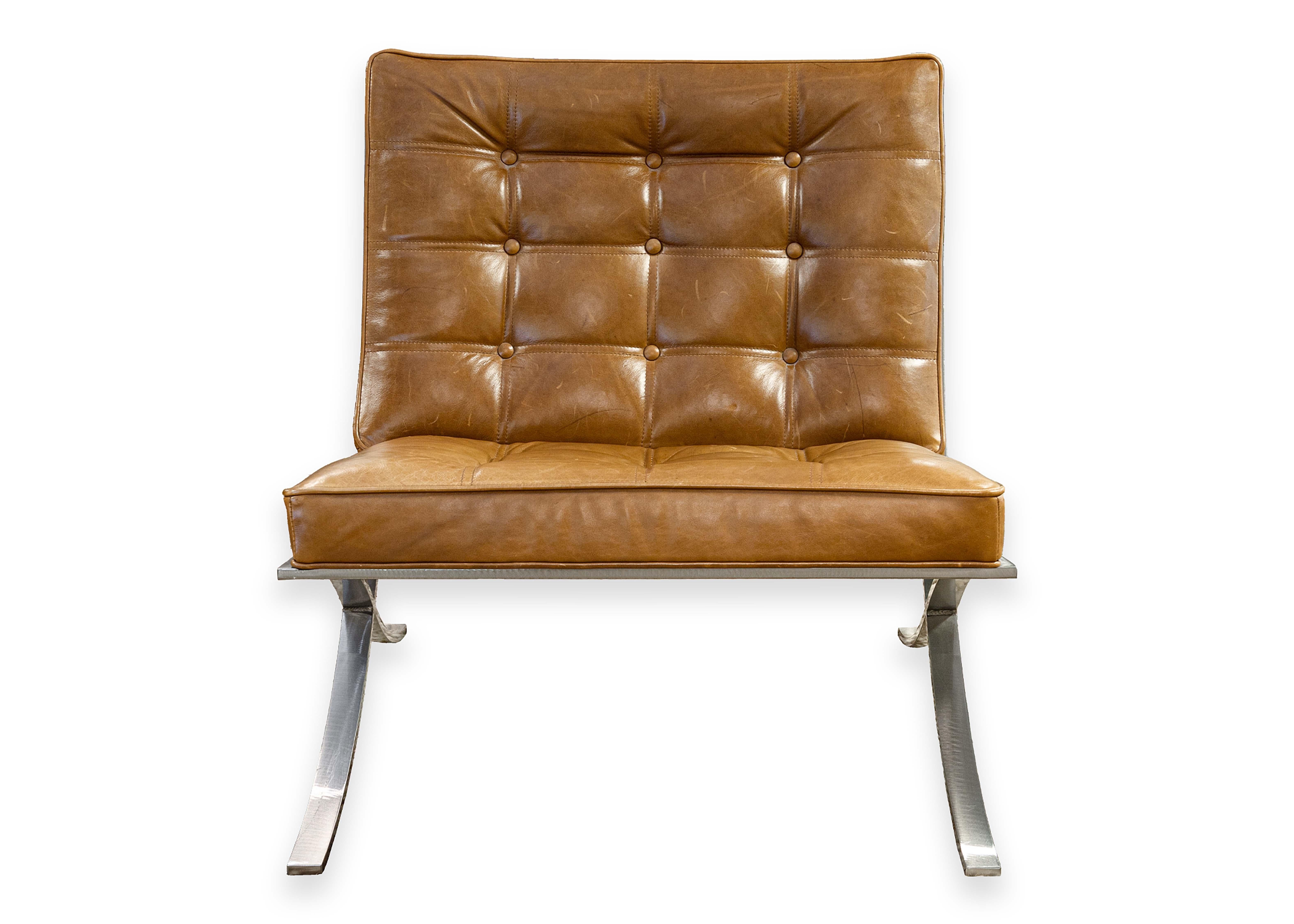Ein brauner Ledersessel von Mies Van Der Rohe im Barcelona-Stil mit Akzent. Eine schöne, moderne Version des kultigen Barcelona-Stuhls. Dieser Loungesessel hat einen getufteten braunen Lederbezug und ein verchromtes Flachstangengestell. Die