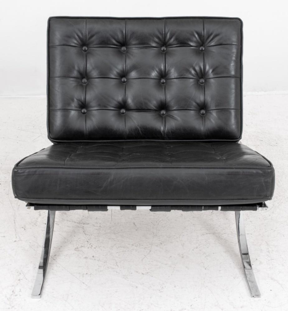 Chaise dans le style de la chaise Barcelona, conçue par Ludwig Mies van der Rohe en 1929, structure en métal chromé avec sangles en cuir noir, garnie de coussins en cuir noir. 32