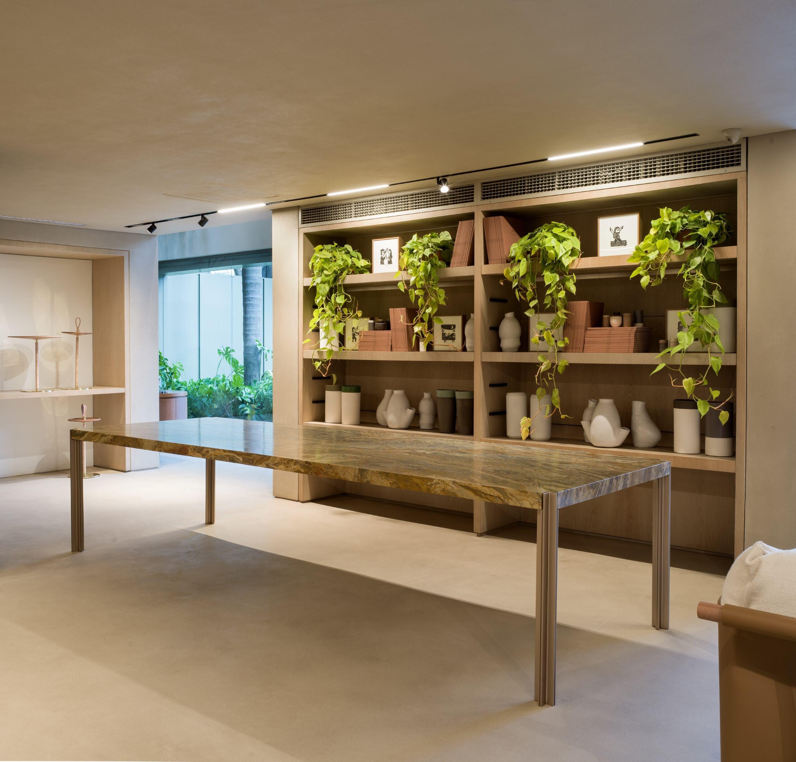 Table Barcelona par Marcio Kogan - Hommage en pierre et en fer à Mies van der Rohe en vente 6
