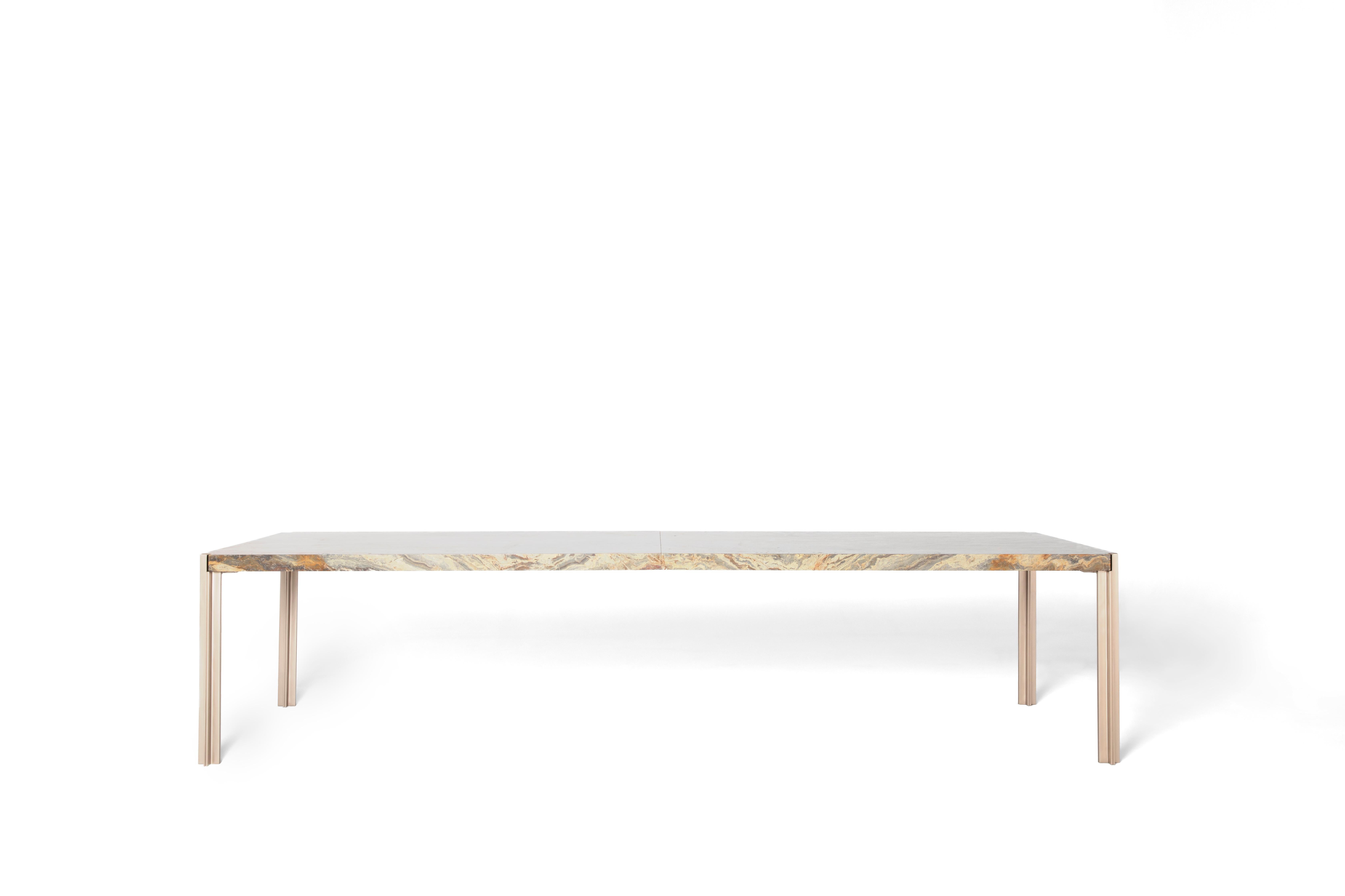 La table Barcelona, conçue par le célèbre architecte brésilien Marcio Kogan, s'inspire de la pureté architecturale du pavillon de Barcelone de Mies van der Rohe. Cette pièce réinterprète le monument emblématique à travers une lentille brésilienne,