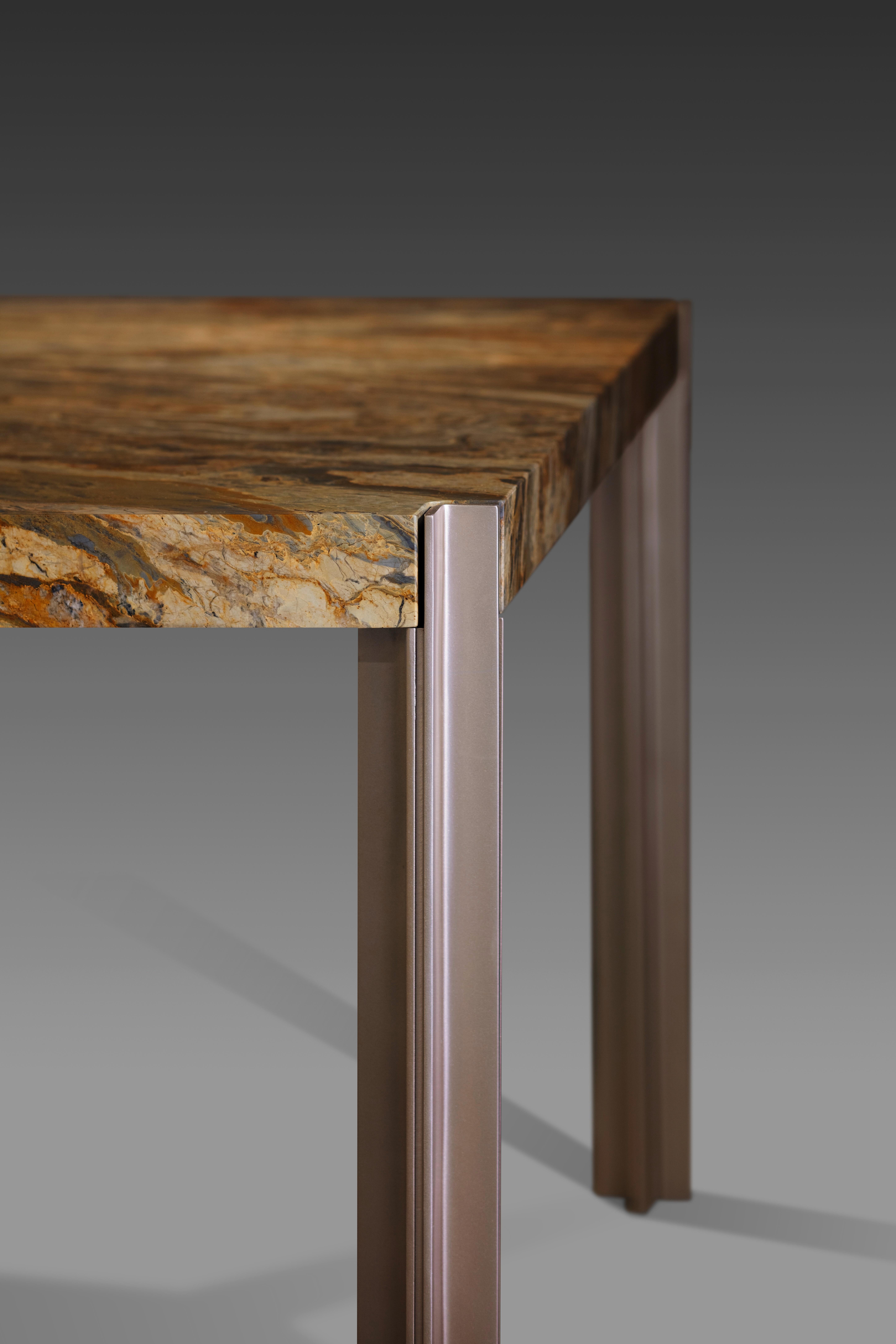 Acier Table Barcelona par Marcio Kogan - Hommage en pierre et en fer à Mies van der Rohe en vente