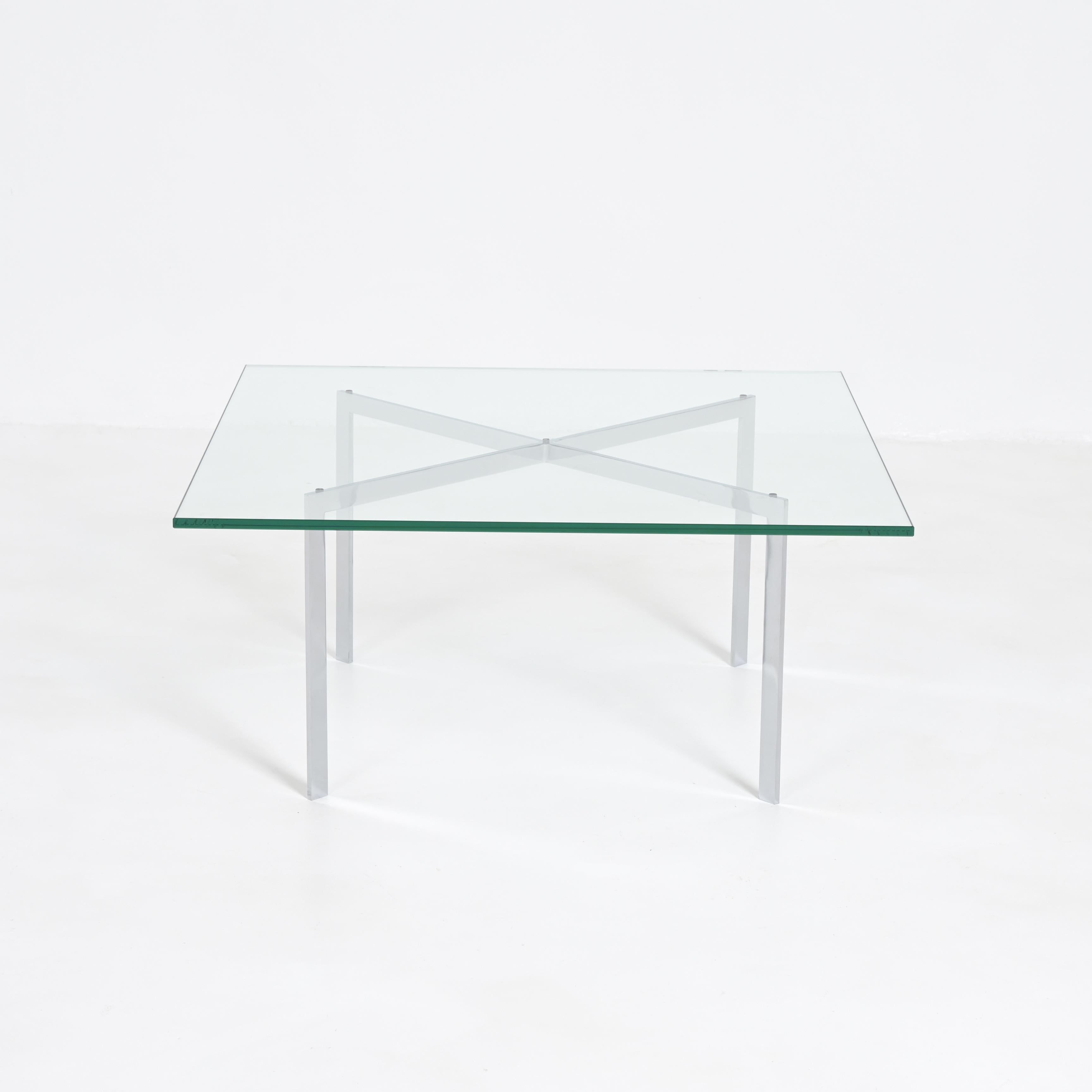 Cette table basse a été conçue par Ludwig Mies van der Rohe en 1929-1930, pour la Villa Tugendhat à Brno, bien qu'elle soit souvent désignée à tort comme la table Barcelona.
Comme pour la chaise Barcelona, la croix caractéristique domine la base,
