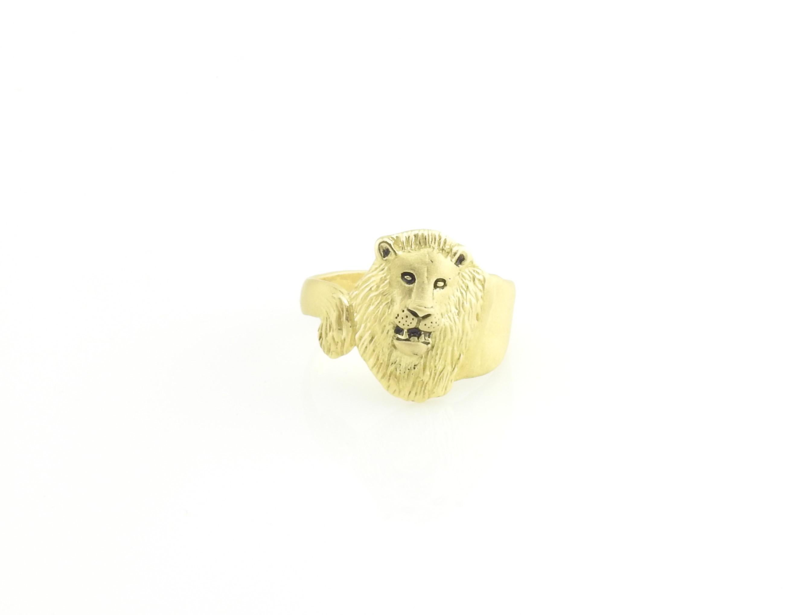 Barclay Hill 18 Karat Yellow Gold Lion Ring Size 8

This stunning ring features a majestic lion crafted in beautifully detailed 18K yellow gold.

Barclay Hill jewelry is handmade on the island of Maui.

Width: 16 mm.
Shank: 3 mm

Ring Size: