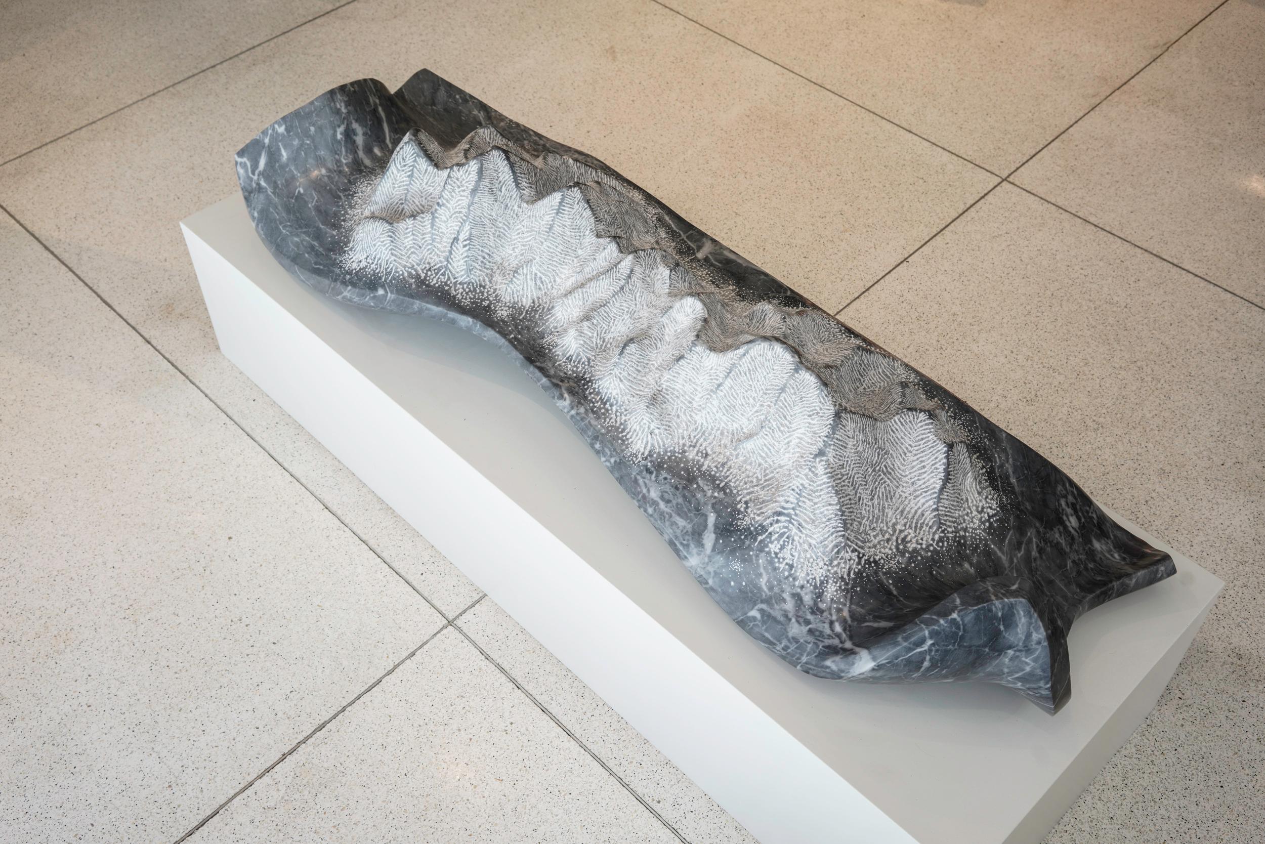Skulptur aus grauem Marmor Bardiglio von Juan Pablo Marturano, Argentinien, 2016.
Titel: 