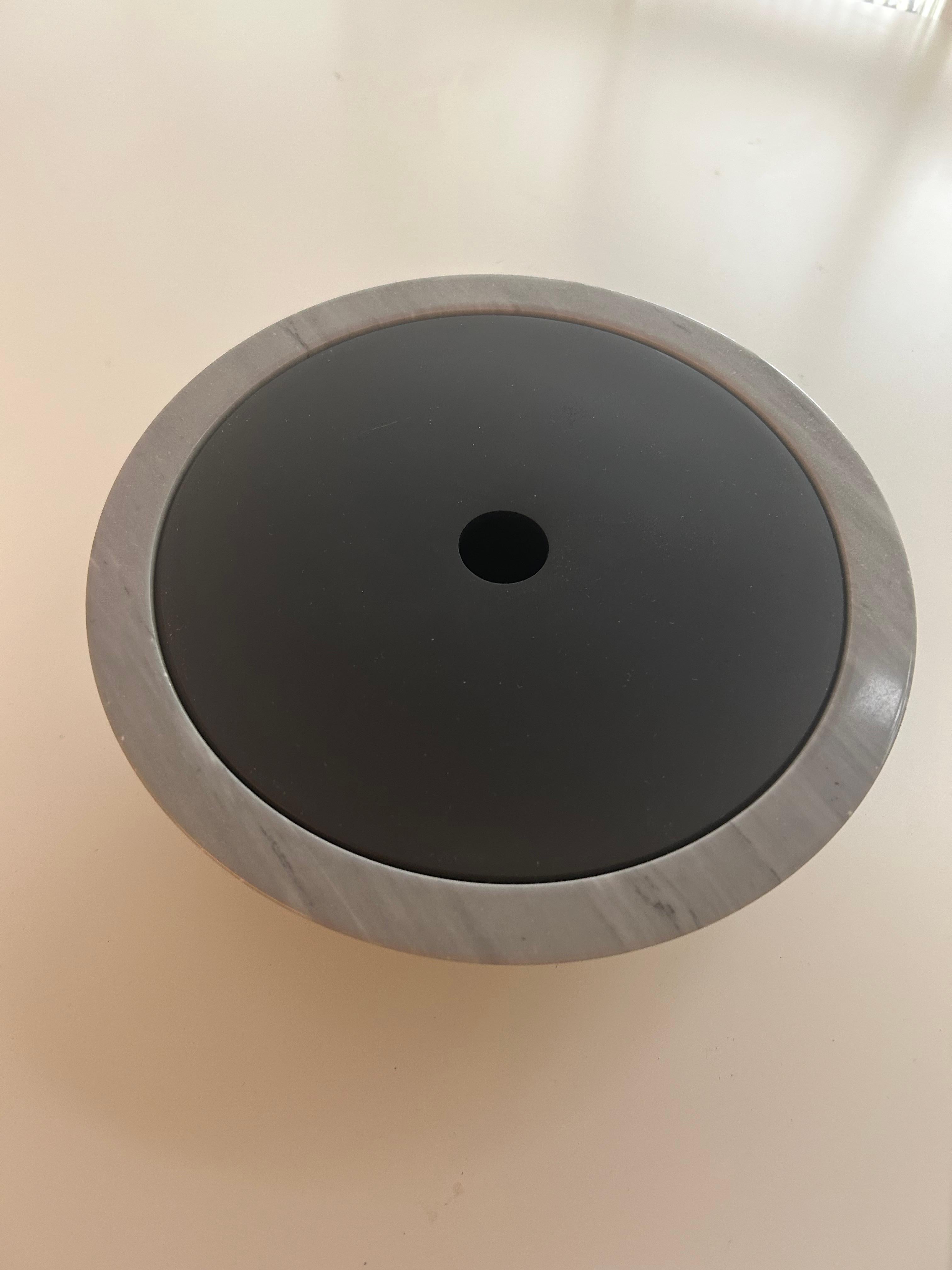 Bardiglio Marble Centerpiece Bowl with Removable Black Lid - Casigliani

A sophisticated object that seamlessly blends function and sculptural elegance. This centerpiece bowl is crafted from grey Bardiglio marble, renowned for its refined veining