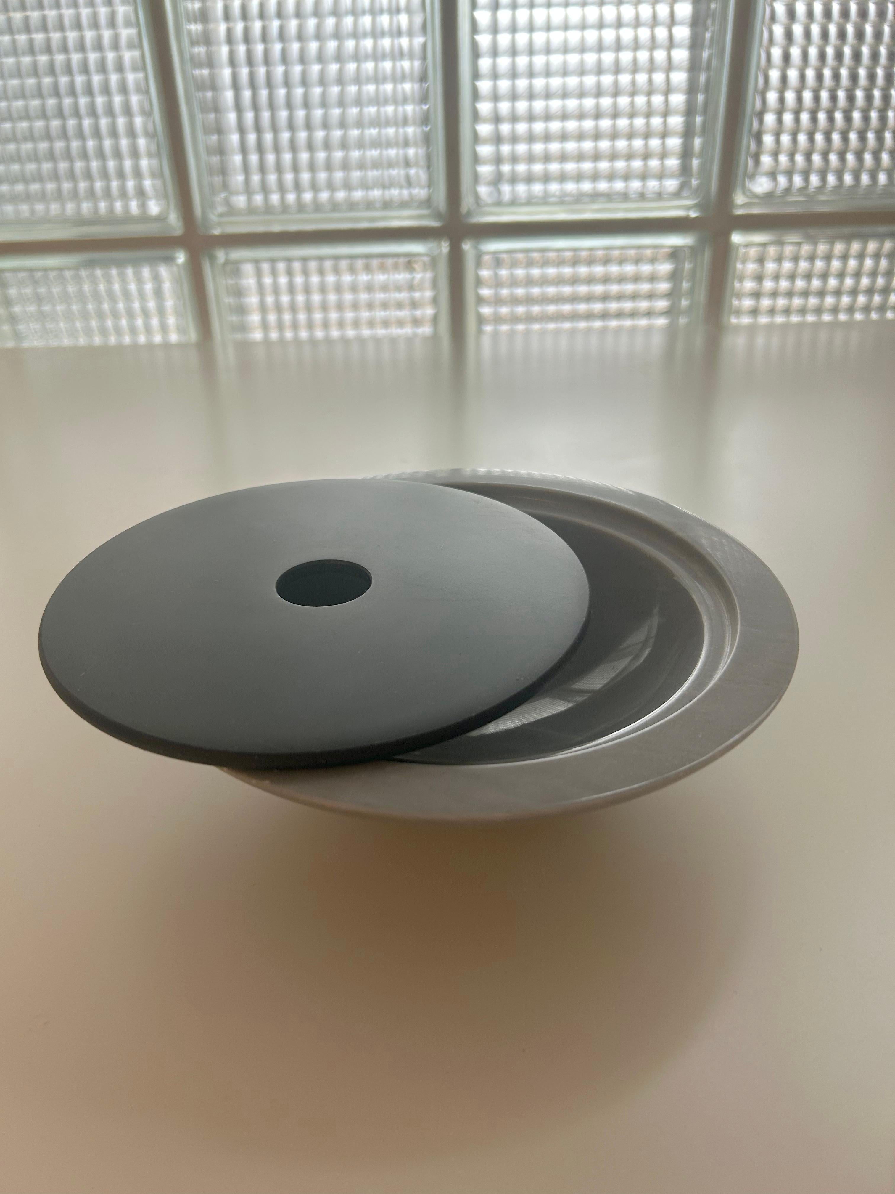 Bardiglio Marble Centerpiece Bowl with Removable Black Lid - Casigliani

A sophisticated object that seamlessly blends function and sculptural elegance. This centerpiece bowl is crafted from grey Bardiglio marble, celebrated for its refined veining