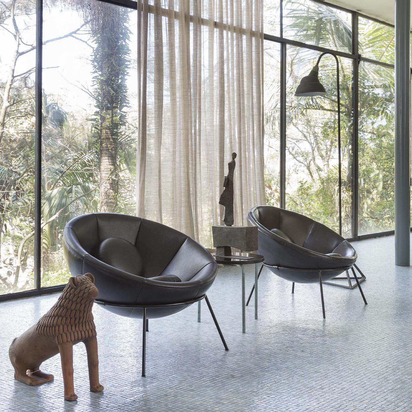 Designed in 1951 by Lina Bo Bardi, the Bardi’s bowl chair is considered a modern design icon. Conceived with an essential frame and universal shape - a semi spherical seat resting lightly on a metallic ring structure supported by four legs - it