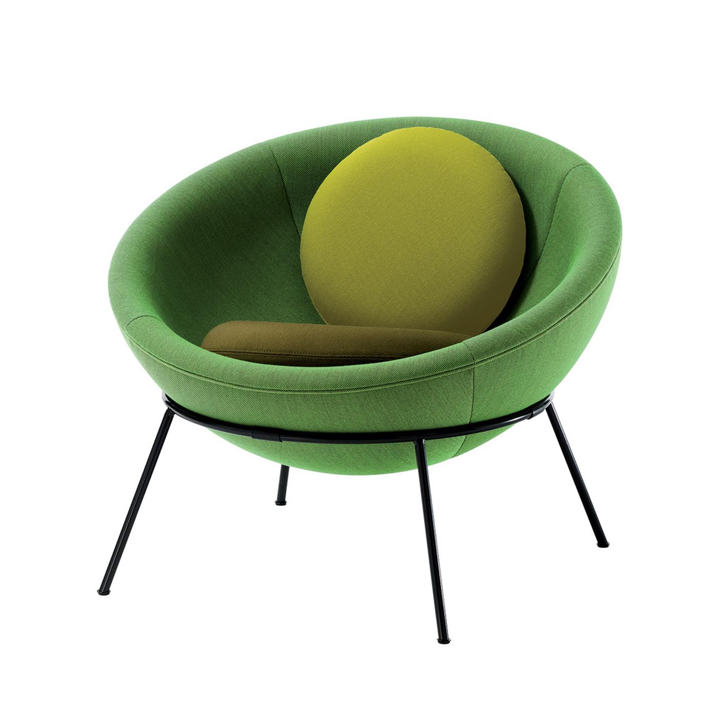 Designed in 1951 by Lina Bo Bardi, the Bardi’s bowl chair is considered a modern design icon. Conceived with an essential frame and universal shape, a semi spherical seat resting lightly on a metallic ring structure supported by four legs, it