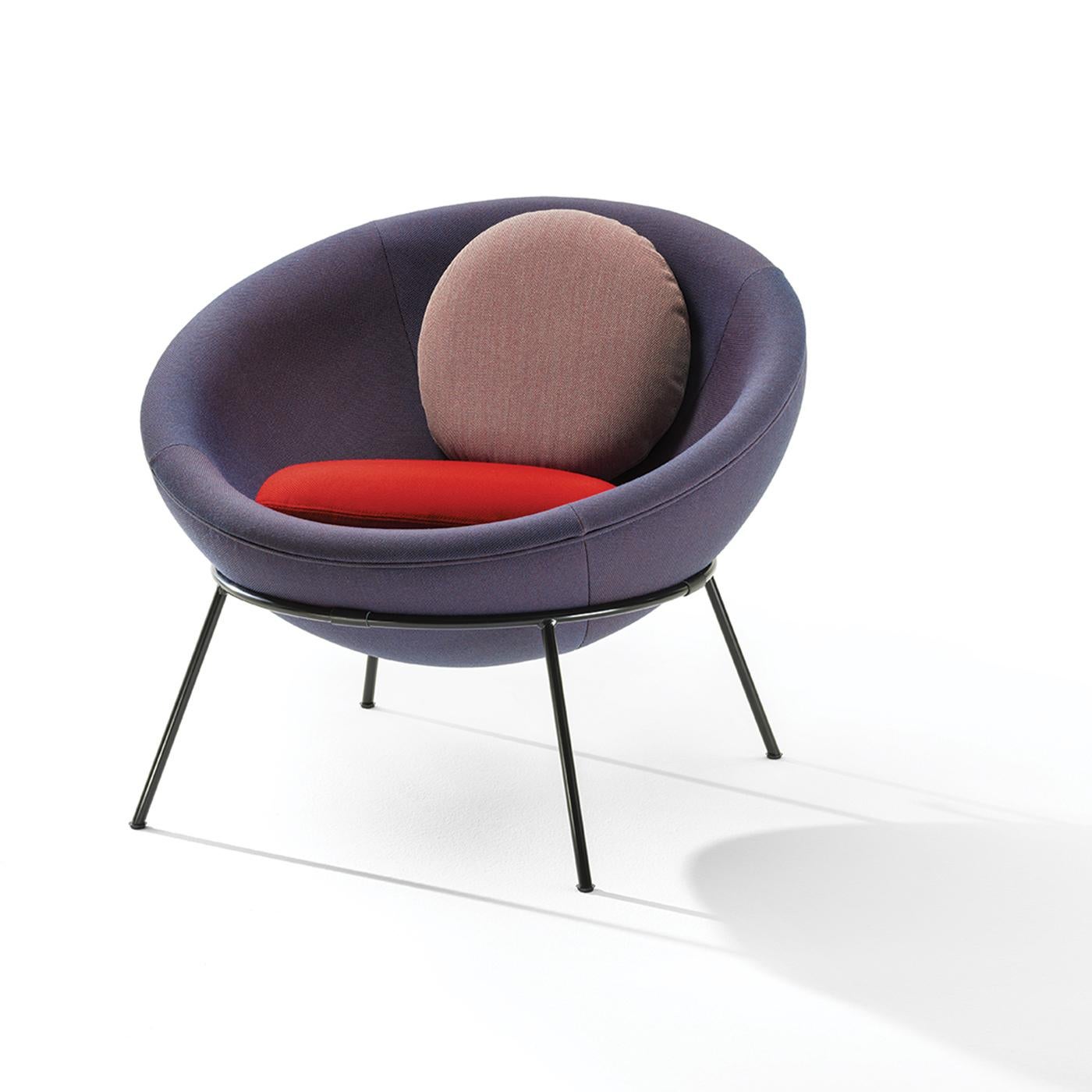 Designed in 1951 by Lina Bo Bardi, the Bardi’s bowl chair is considered a modern design icon. Conceived with an essential frame and universal shape - a semi spherical seat resting lightly on a metallic ring structure supported by four legs - it