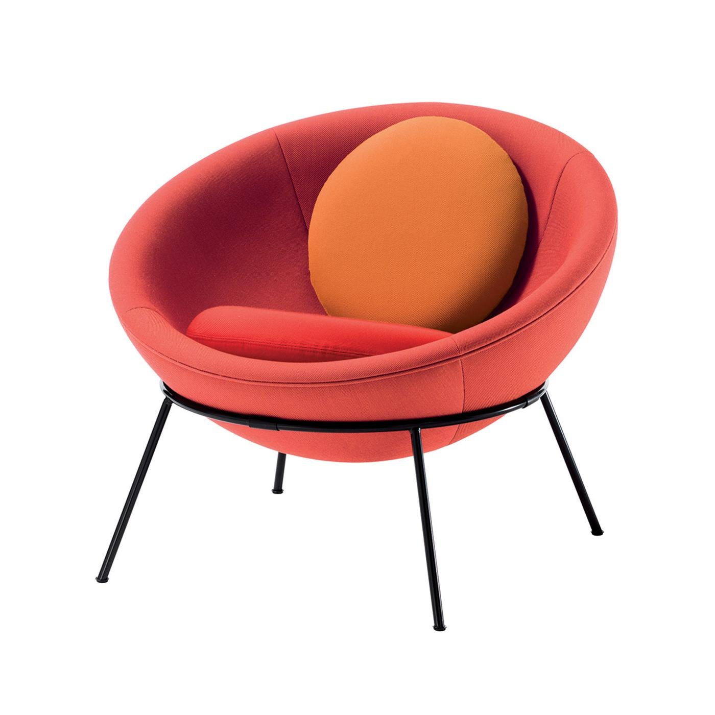 Designed in 1951 by Lina Bo Bardi, the Bardi’s bowl chair is considered a modern design icon. Conceived with an essential frame and universal shape, a semi spherical seat resting lightly on a metallic ring structure supported by four legs, it