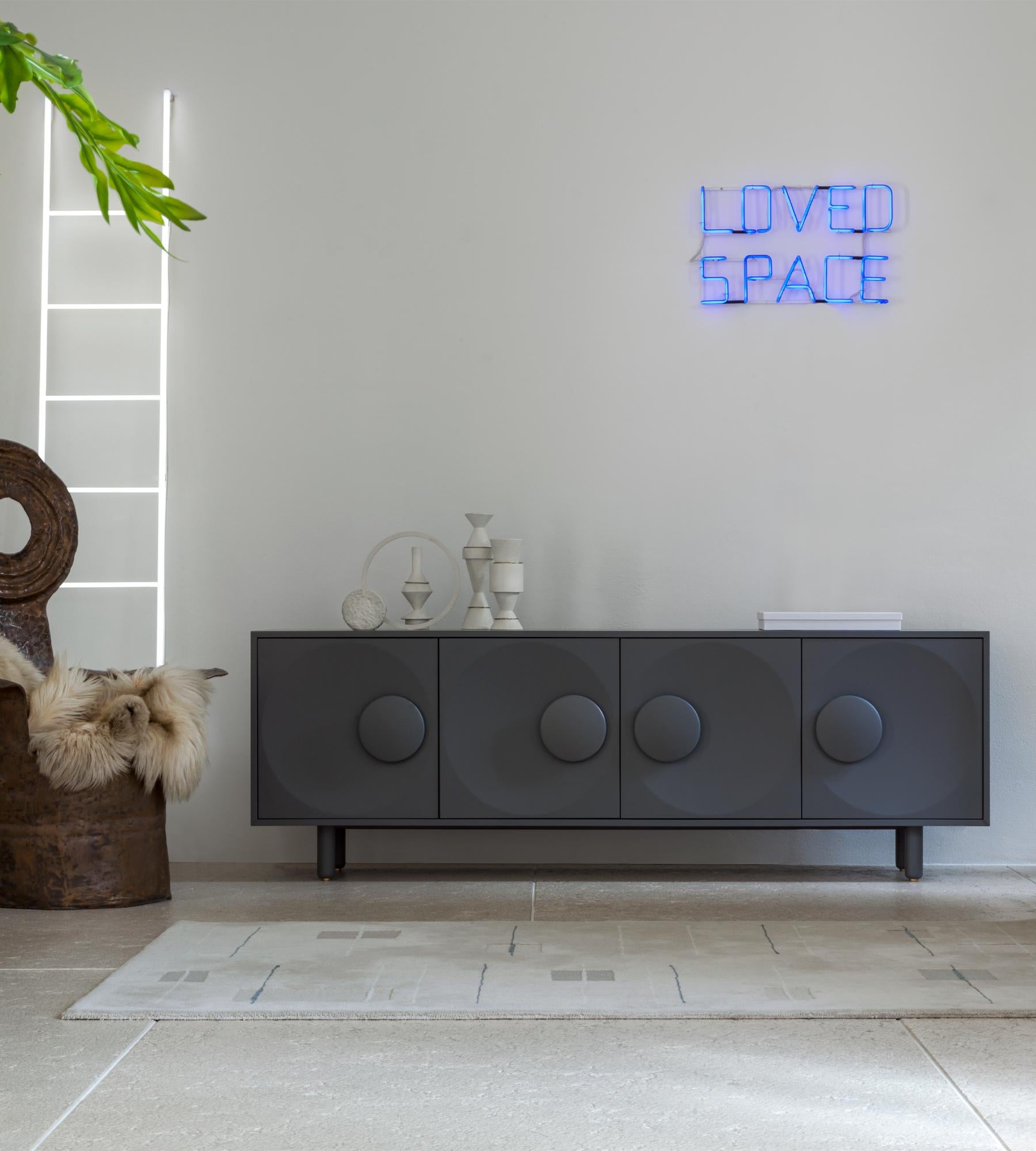Cómoda Bardot, cuatro puertas, de Morica Design
Dimensiones: P 51 x An 222 x Al 76 cm.
Materiales: Madera lacada, latón cepillado, cristal.

Disponible en colores Antracita, Azul Denim, Terracota, Rojo Marsala y Cipria.

Cómoda con estructura de
