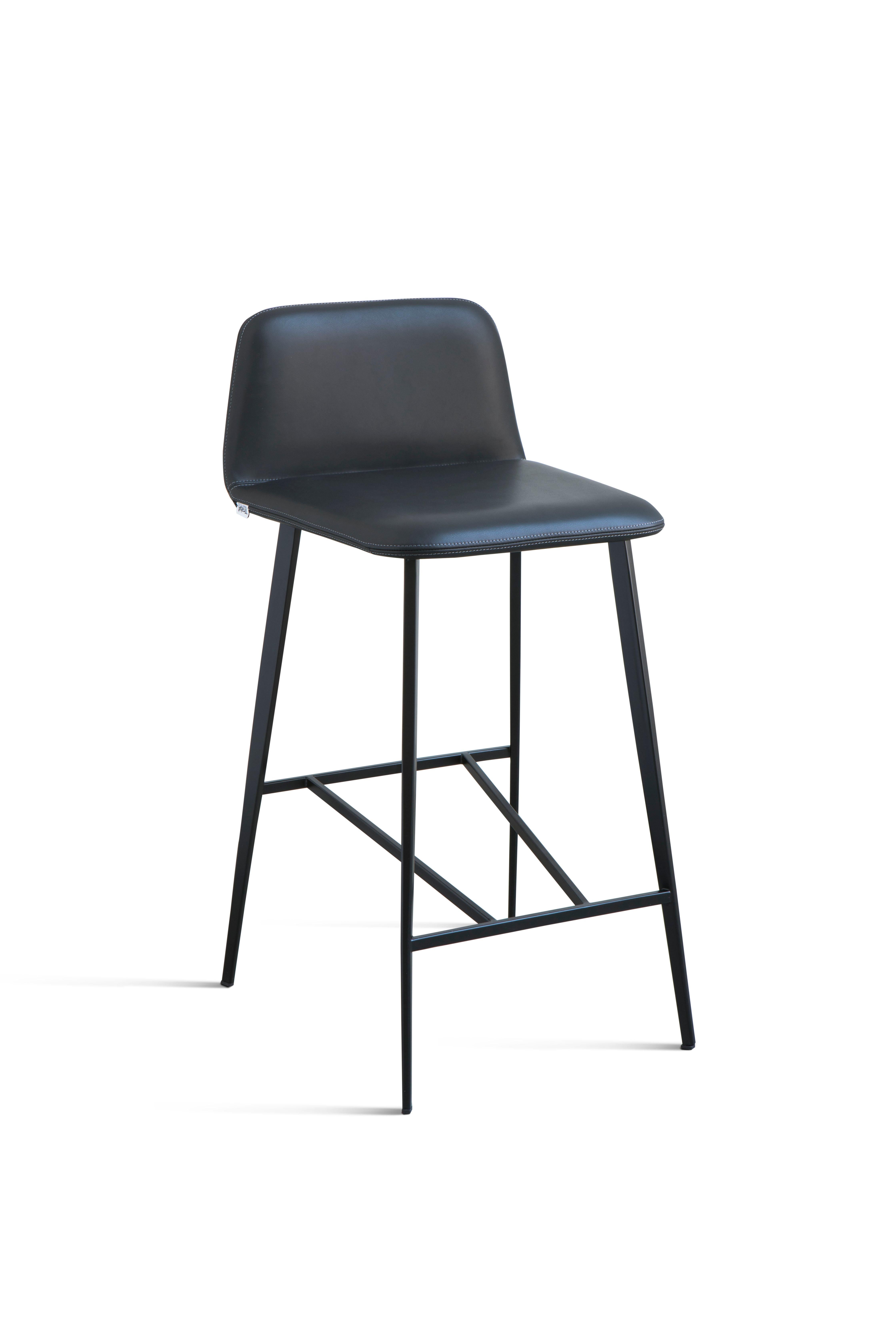 The Bardot family expands and is enriched by a stool with 4-leg metal structure and footrests alongside an accommodating and round seat.
Perfect for use in both public environments and private contexts, from the kitchen to the dining and living