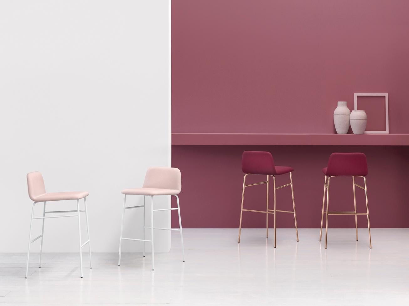 The Bardot family expands and is enriched by a stool with 4-leg metal structure and footrests alongside an accommodating and round seat.
Perfect for use in both public environments and private contexts, from the kitchen to the dining and living