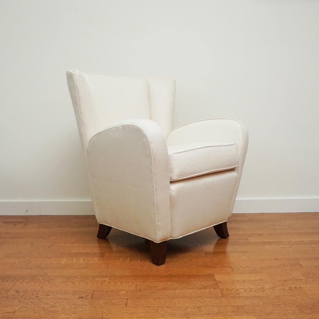 Der hier gezeigte Bardot-Sessel von Bunny Williams zeichnet sich durch seine Größe und sein geschwungenes Design aus. Der Bardot-Flügelsessel aus massivem, im Ofen getrocknetem Ahornholz verfügt über eine luxuriöse, tiefe Sitzfläche, eine klassische