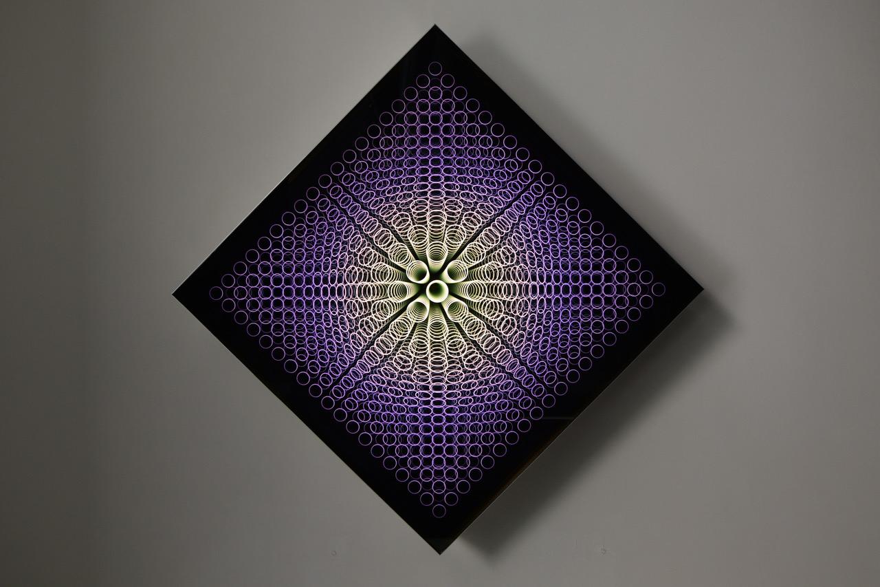 Bardula
Hommage an Vasarely 
Pigmente auf Plexiglas, Glas, LED-Leuchten, Aluminium
85 x 85 x 12 cm
33,5 x 33,5 x 4,7 Zoll