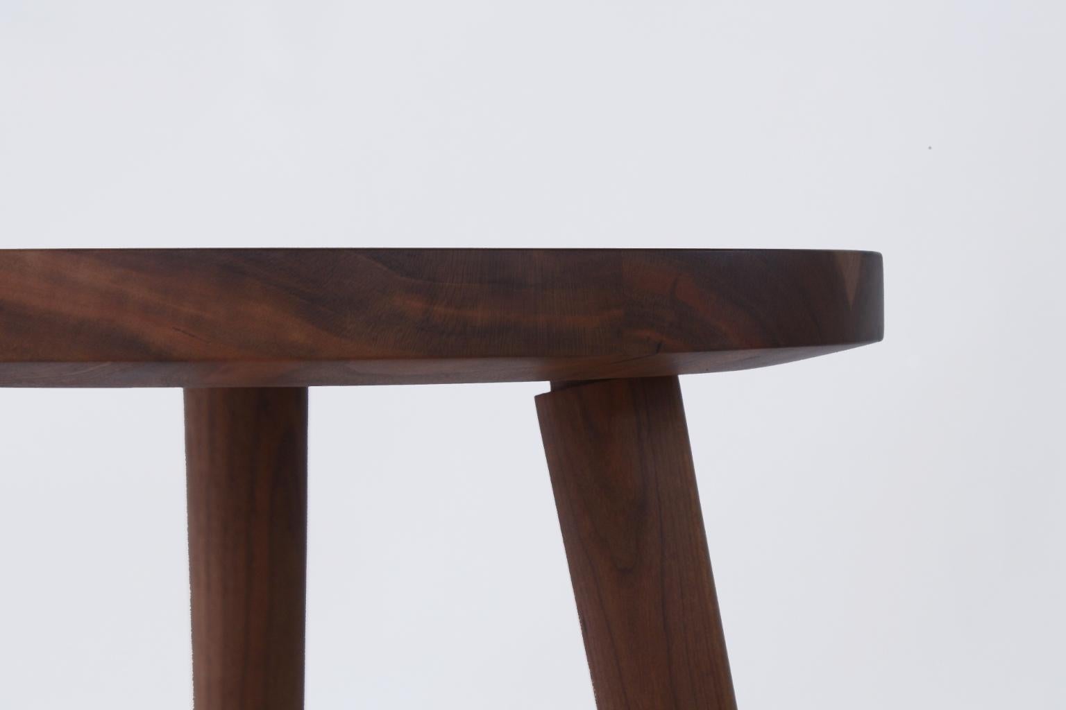 Desnuda una mesa auxiliar de madera hecha a mano Disponible en tamaños y acabados personalizados por Laylo en venta 5