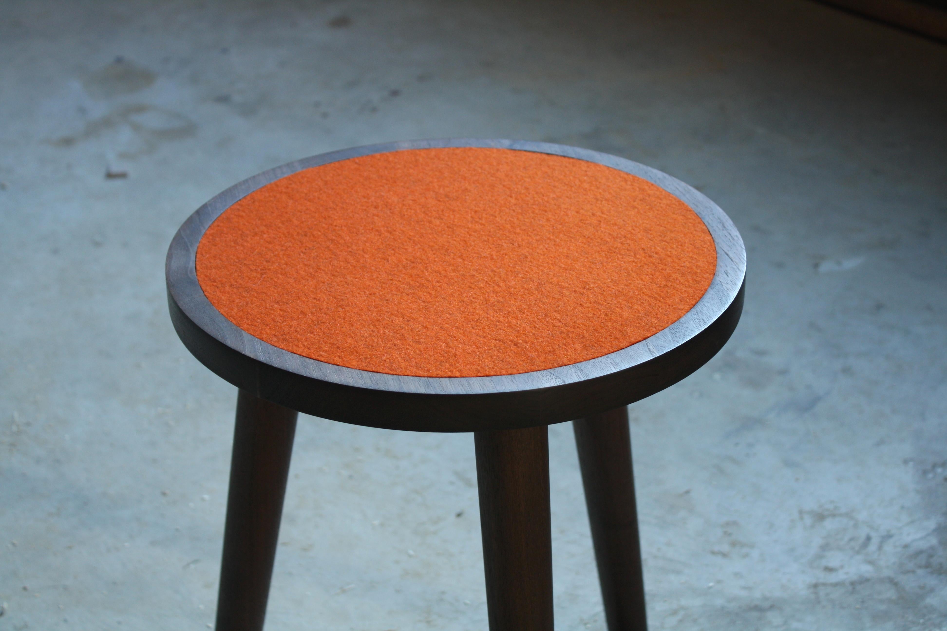 Américain Table d'appoint Bare en bois faite à la main avec feutre mérinos inséré par Laylo en vente