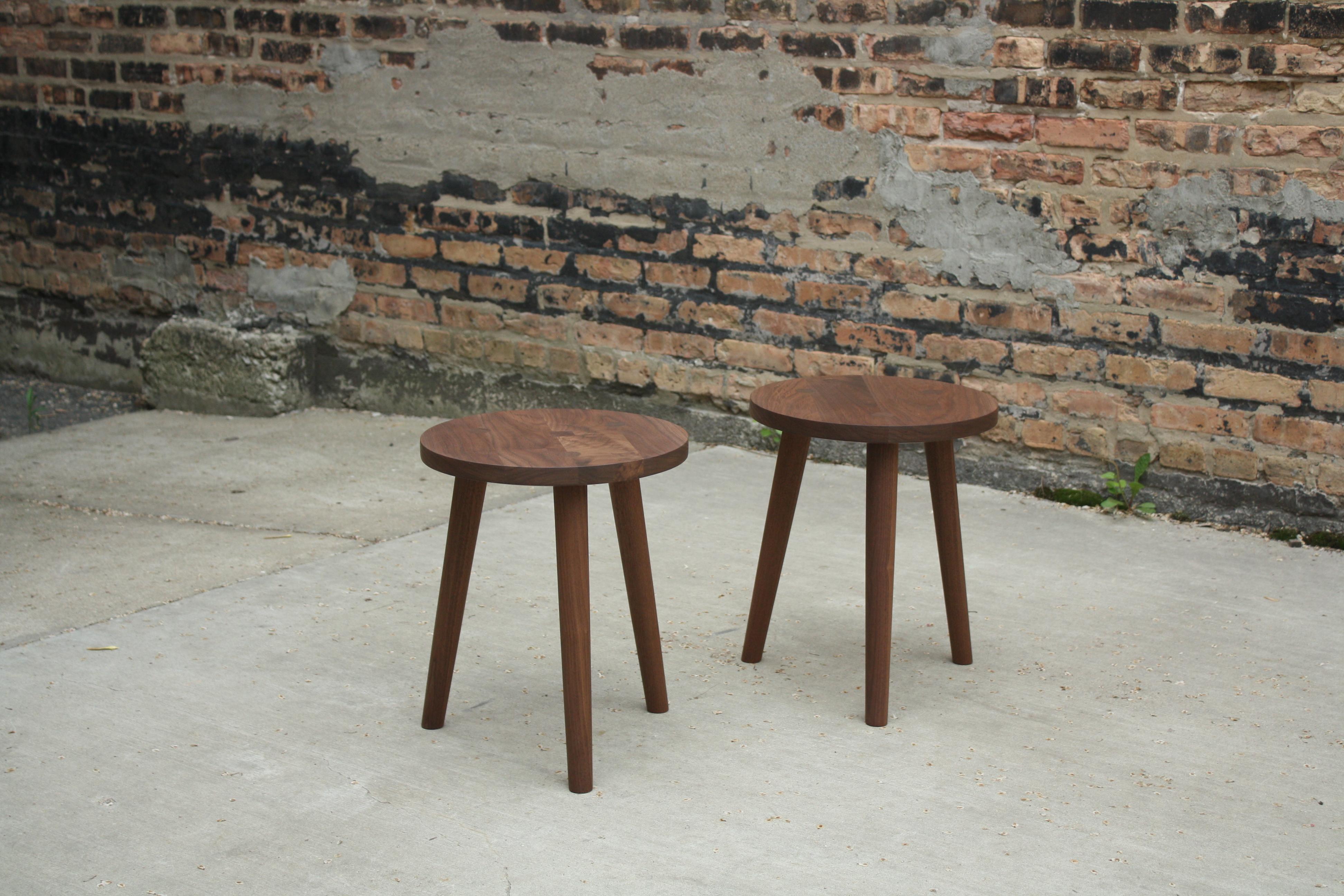 XXIe siècle et contemporain Table d'appoint Bare en bois faite à la main avec feutre mérinos inséré par Laylo en vente