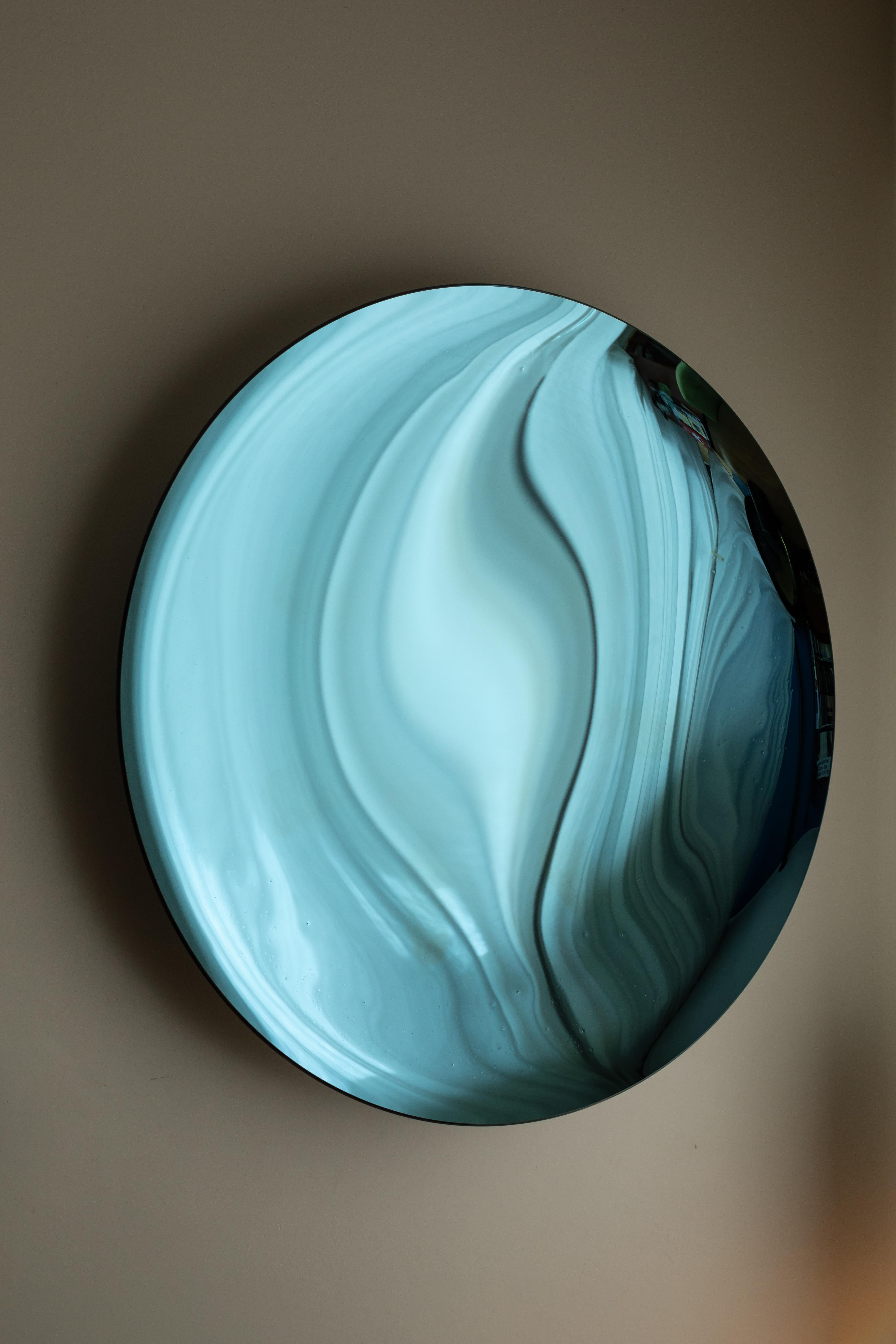 Bare Blue Wandspiegel von OOM Contemporary Glass
Abmessungen: Ø 95 cm.
MATERIALIEN: Silbernitrat auf 6 mm dunkelblauem, gebogenem Glas.

Entdecken Sie die Dome Collection, in der Glaskunst auf innovatives Design trifft. Diese einzigartige Serie