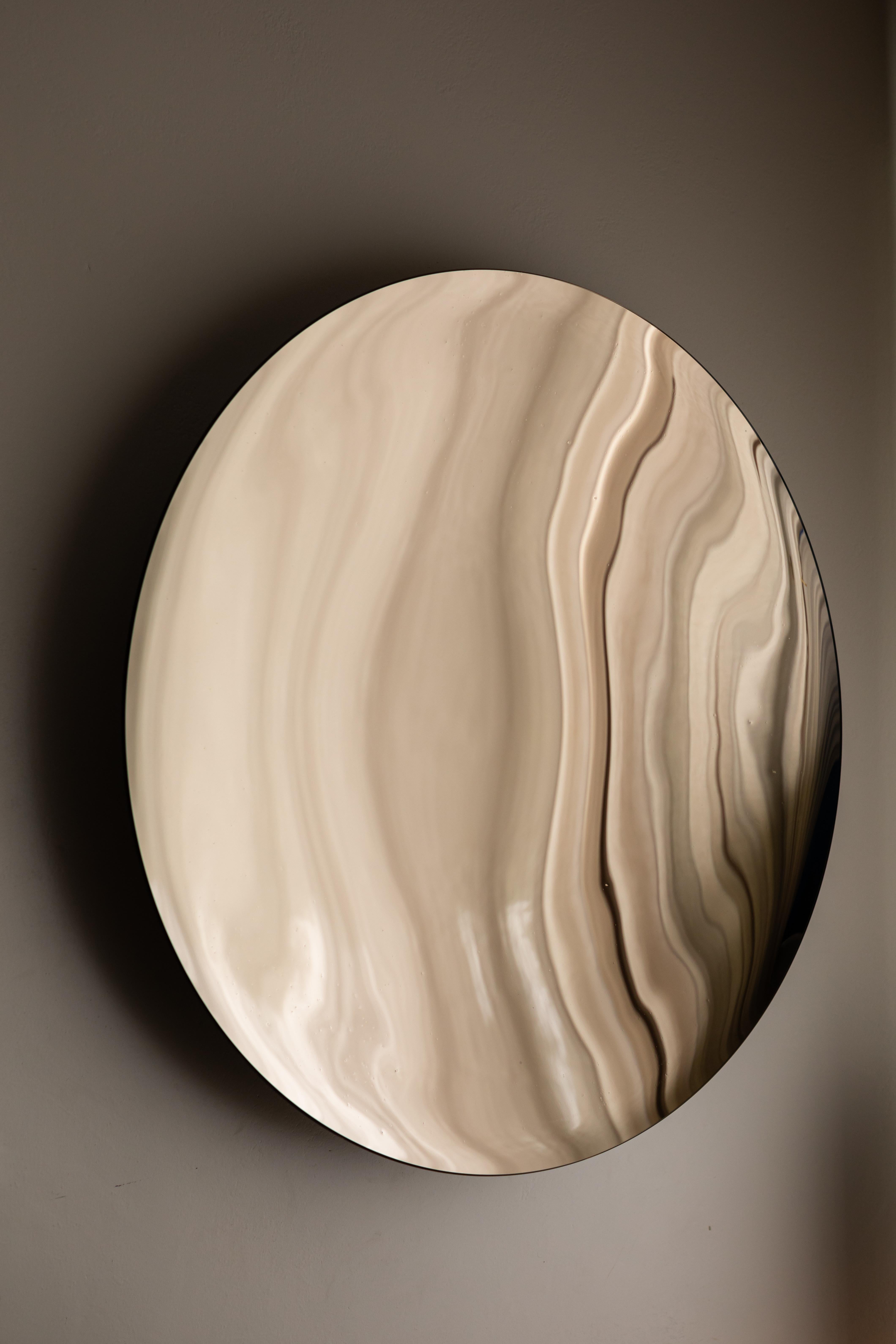 Miroir mural Bare Bronze par OOM Contemporary Glass
Dimensions : Ø 95 cm.
MATERIAL : Nitrate d'argent sur verre bombé en bronze de 4 mm.

Découvrez la Collection S/One, où l'art du verre rencontre un design innovant. Cette série unique présente des