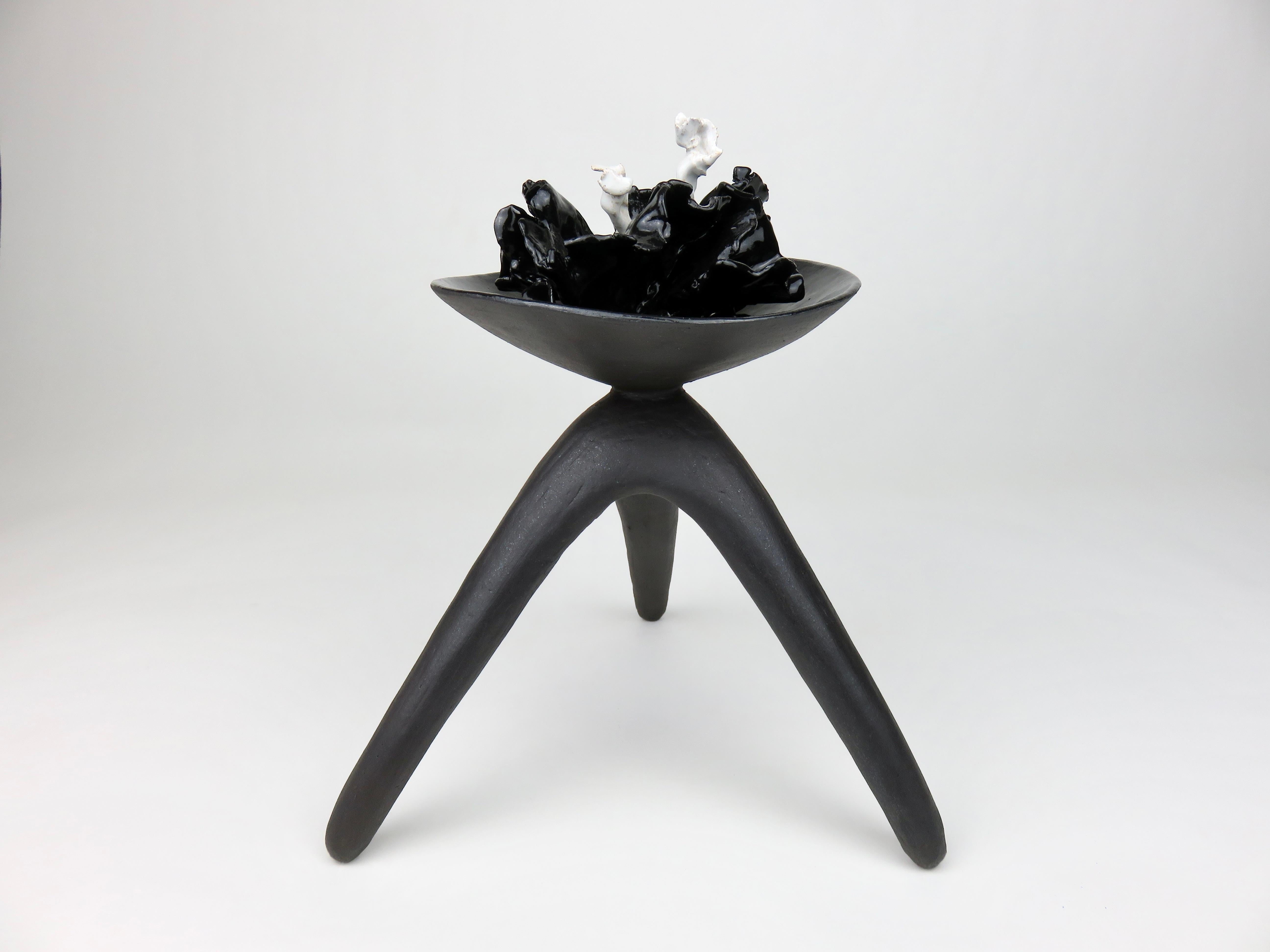 Organico moderno Challis in ceramica di argilla nuda con smalto nero e accenti bianchi in vendita