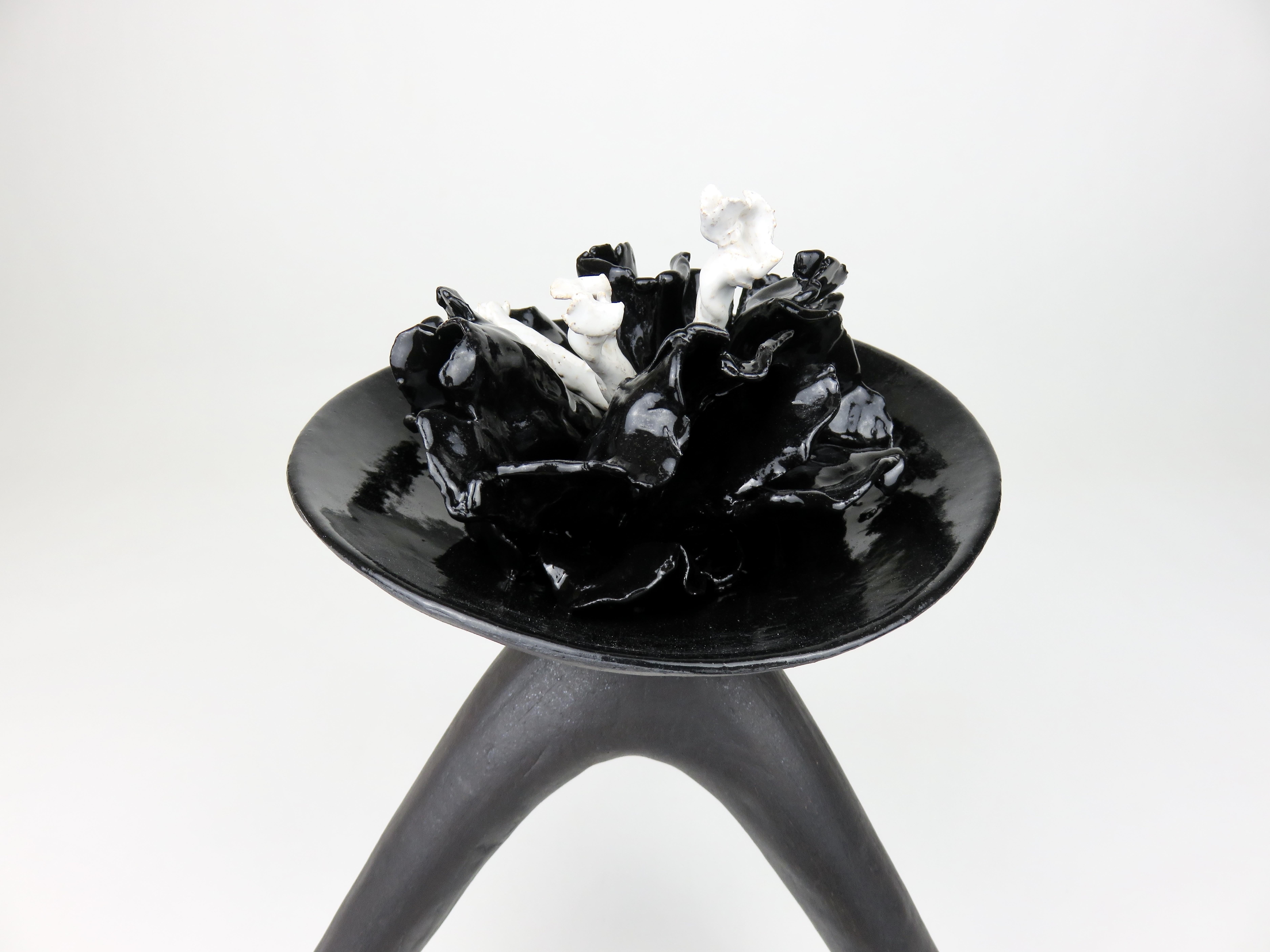 Americano Challis in ceramica di argilla nuda con smalto nero e accenti bianchi in vendita
