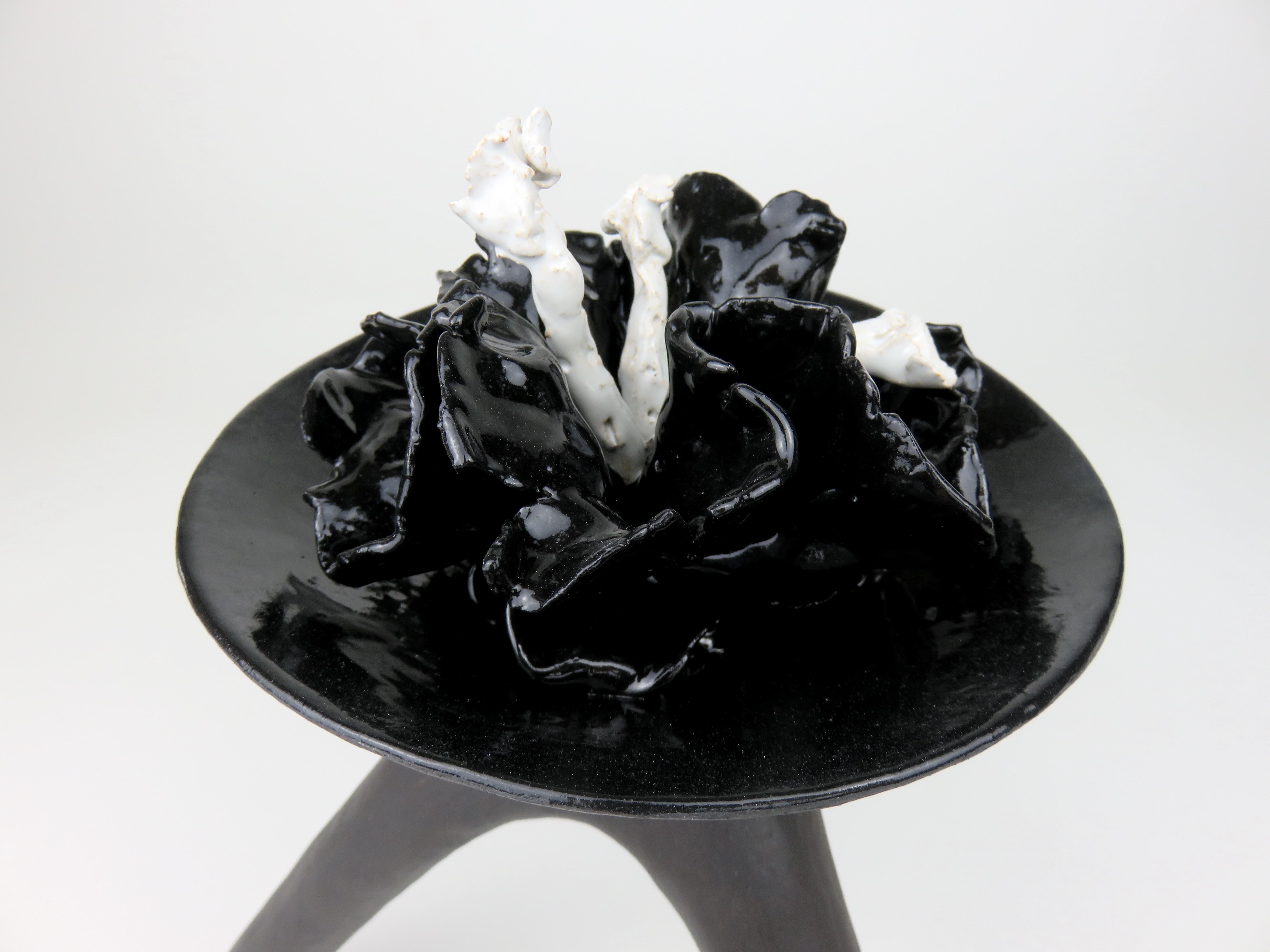 Smaltato Challis in ceramica di argilla nuda con smalto nero e accenti bianchi in vendita