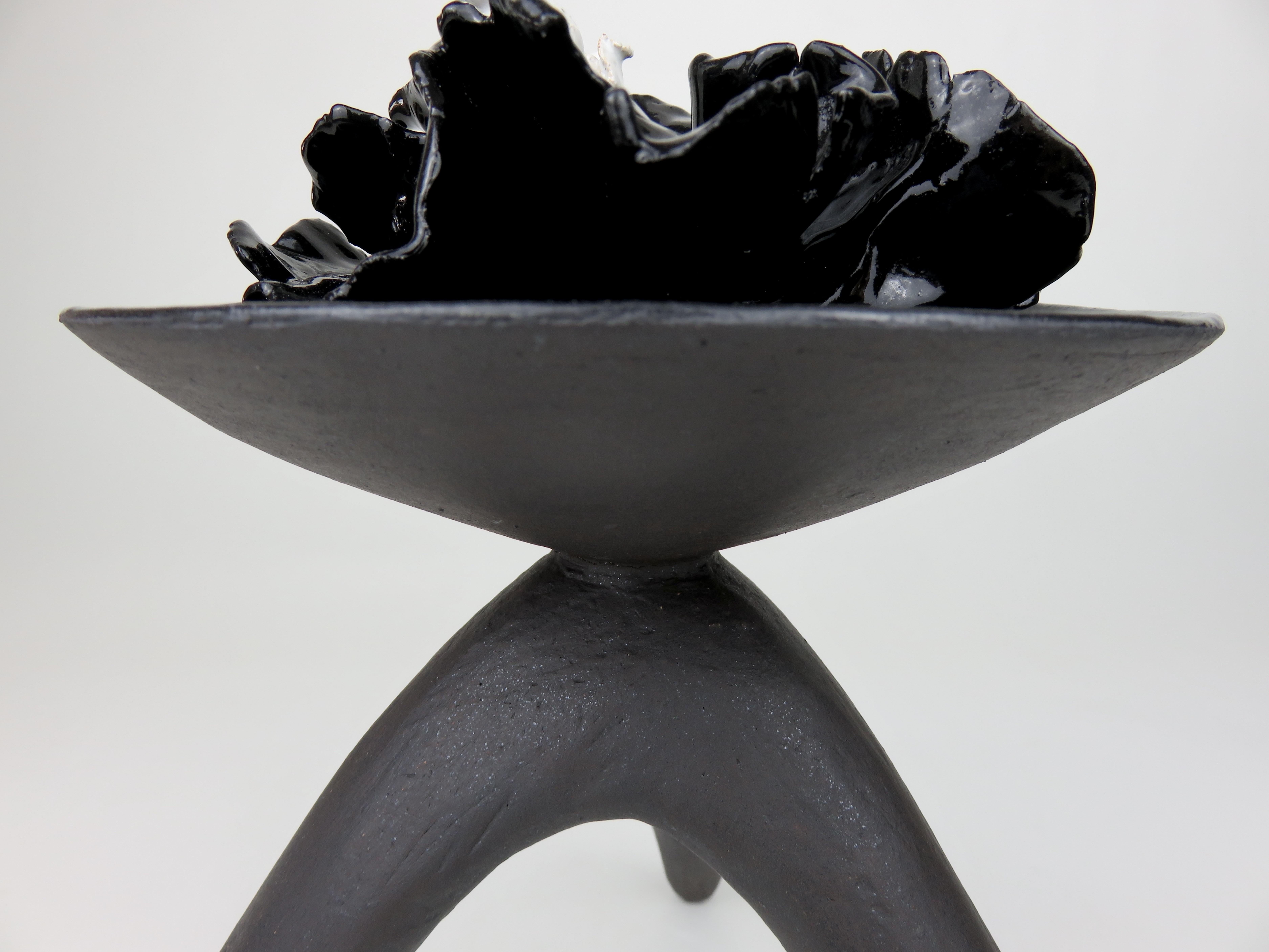 Challis in ceramica di argilla nuda con smalto nero e accenti bianchi In condizioni Nuovo in vendita a New York, NY