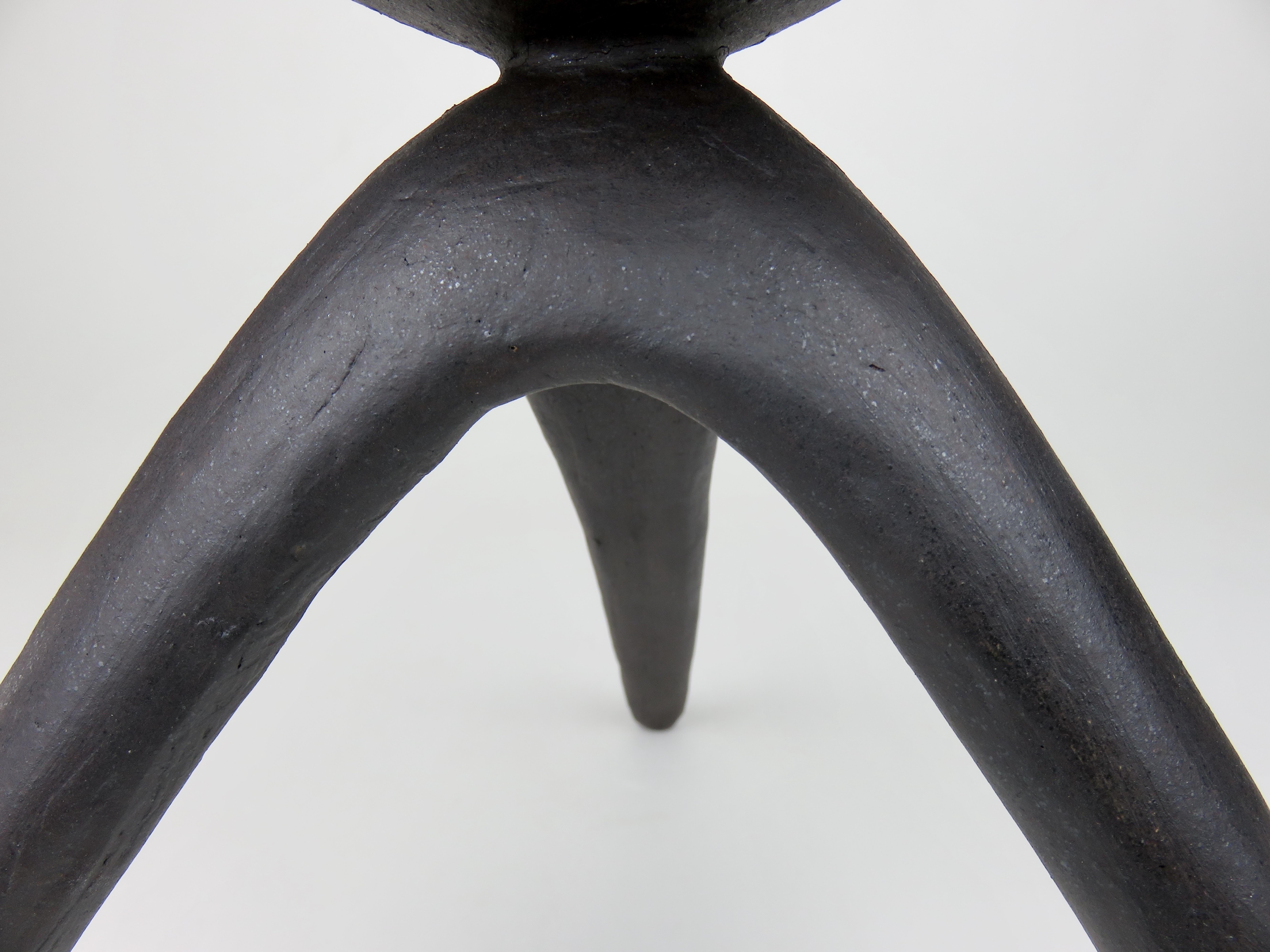 XXI secolo e contemporaneo Challis in ceramica di argilla nuda con smalto nero e accenti bianchi in vendita