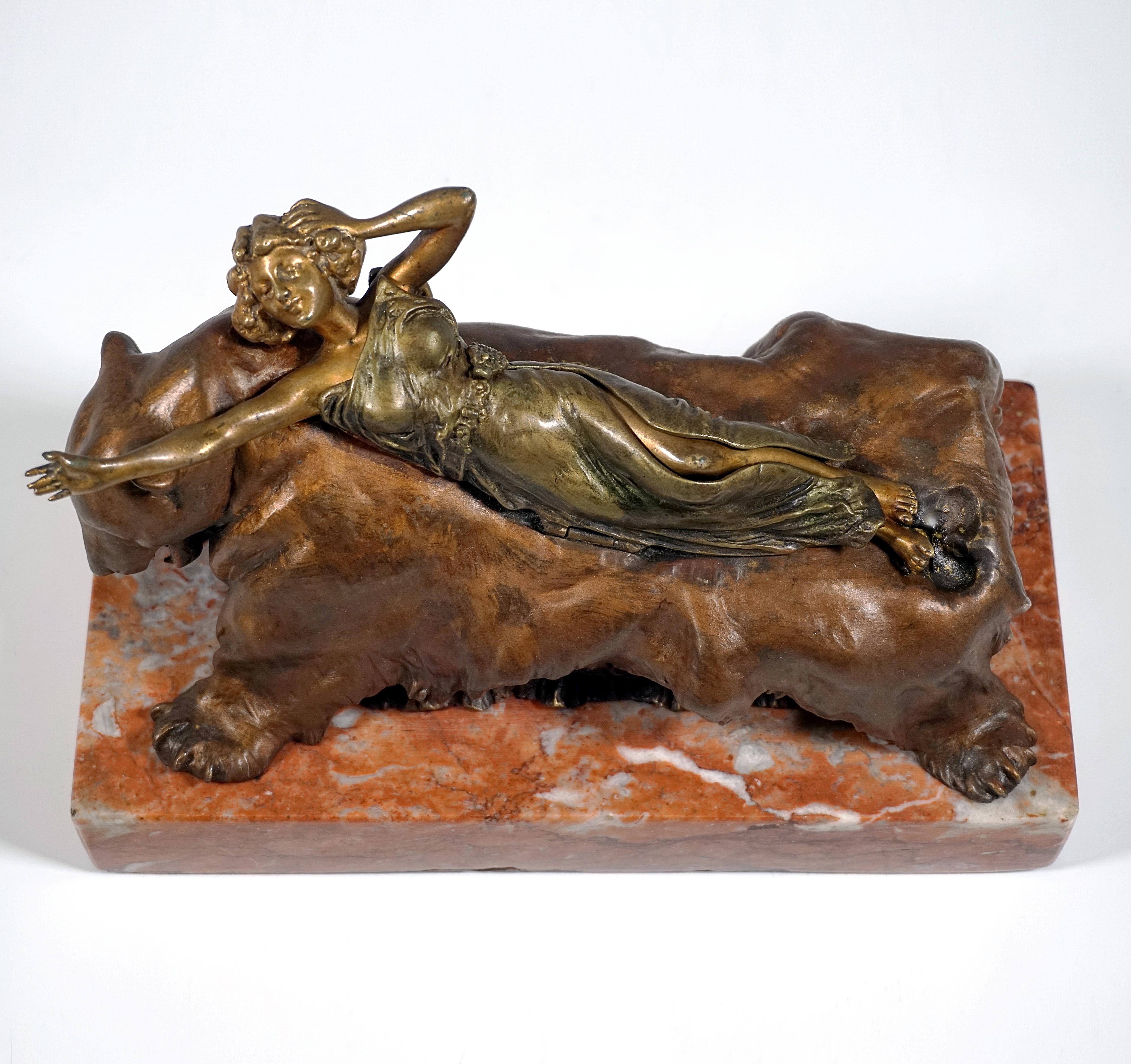 Art Nouveau 'Nudo sull'orso', bronzo meccanico viennese, bellezza su pelle d'orso, Carl Kauba, 1900 in vendita