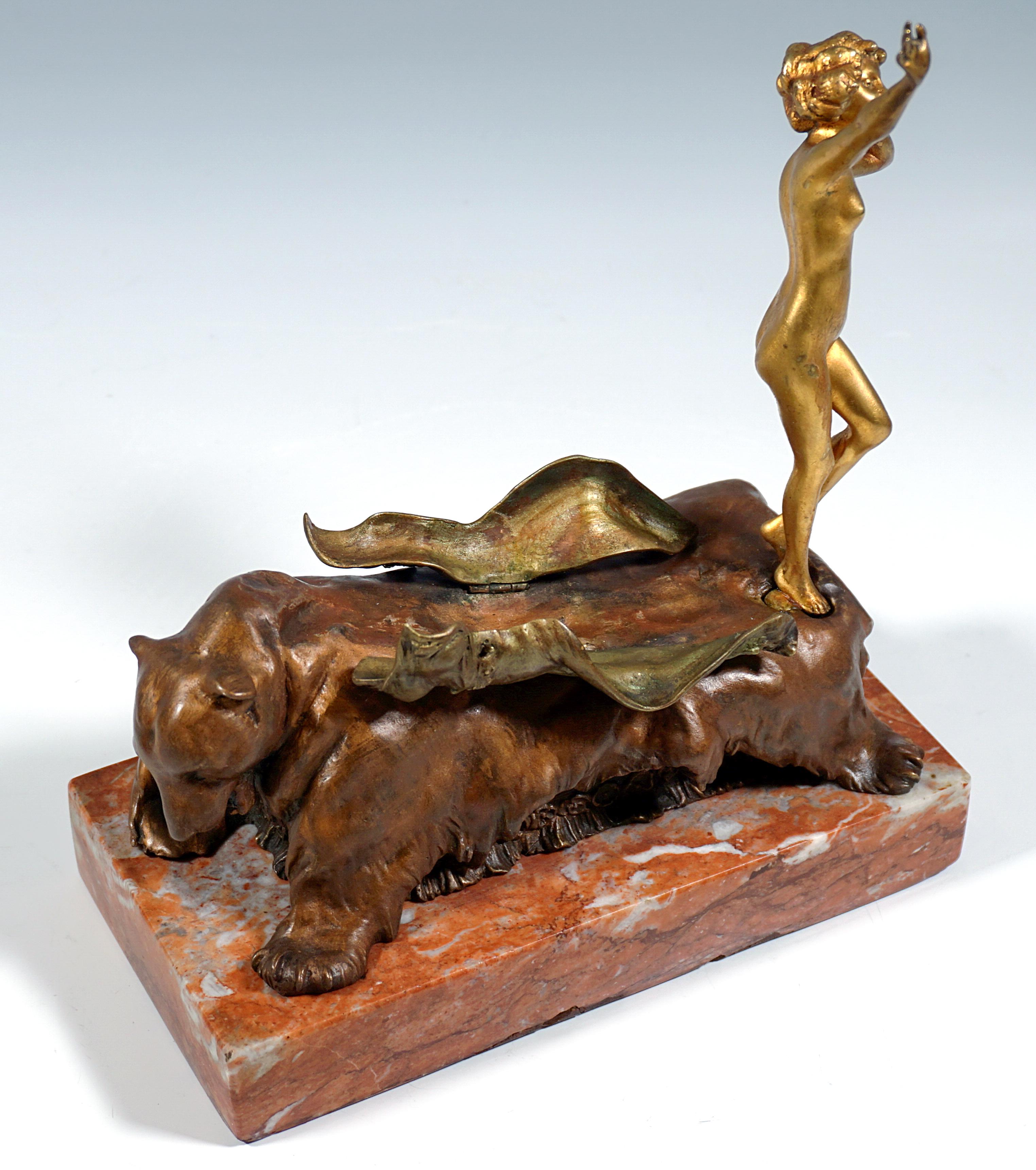 'Nudo sull'orso', bronzo meccanico viennese, bellezza su pelle d'orso, Carl Kauba, 1900 In condizioni buone in vendita a Vienna, AT